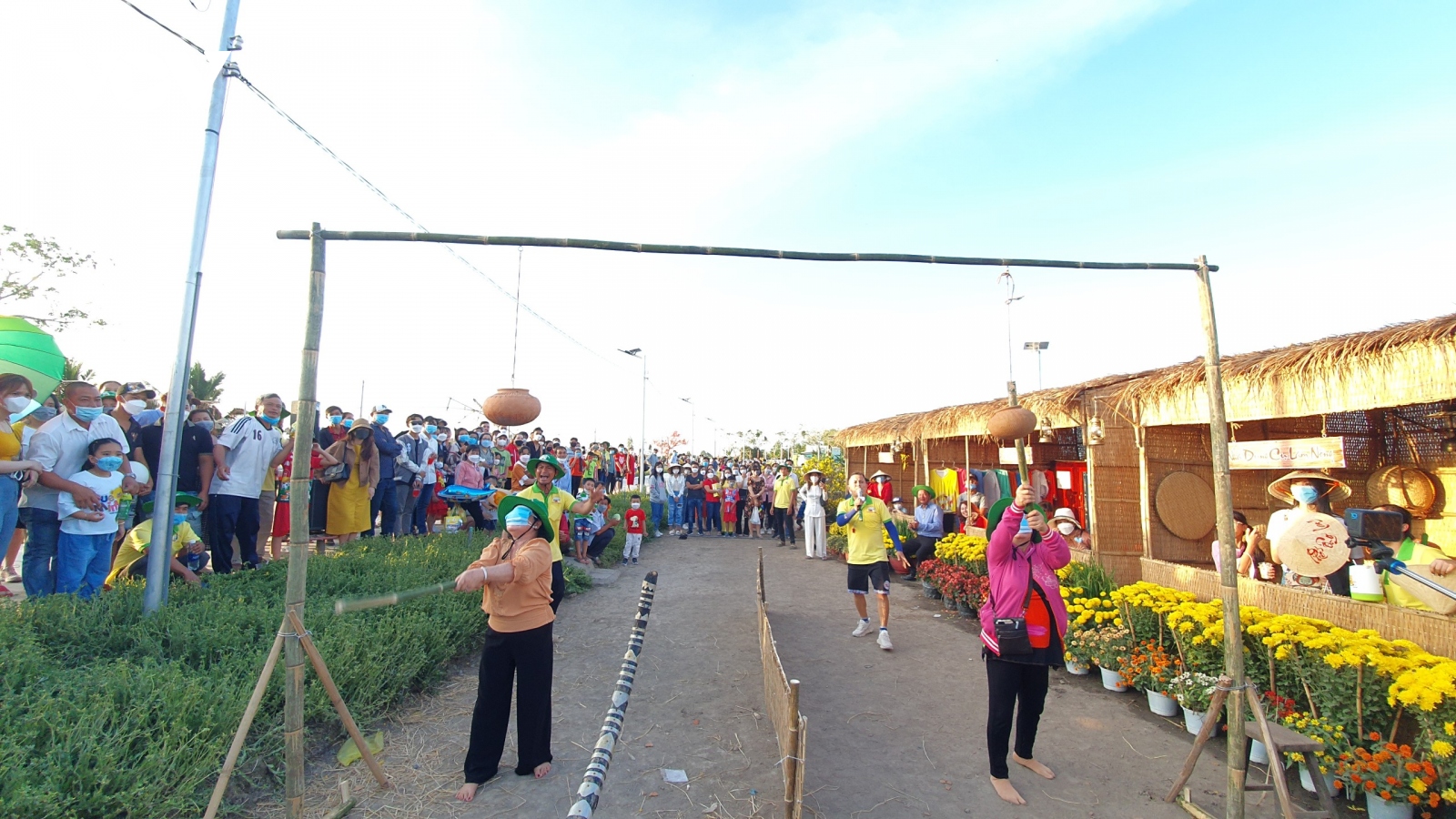 Du khách đắm mình trong không gian Tết xưa với những trò chơi gian