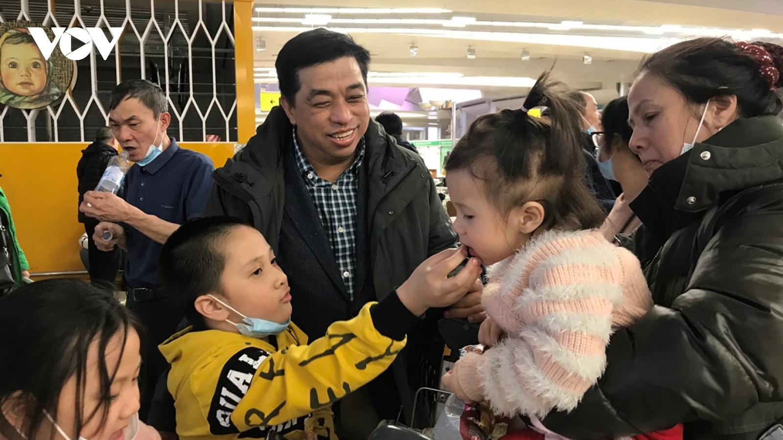 Người Việt sơ tán từ Ukraine: "Nhìn thấy cờ Tổ quốc, đã thấy quê hương ở gần"