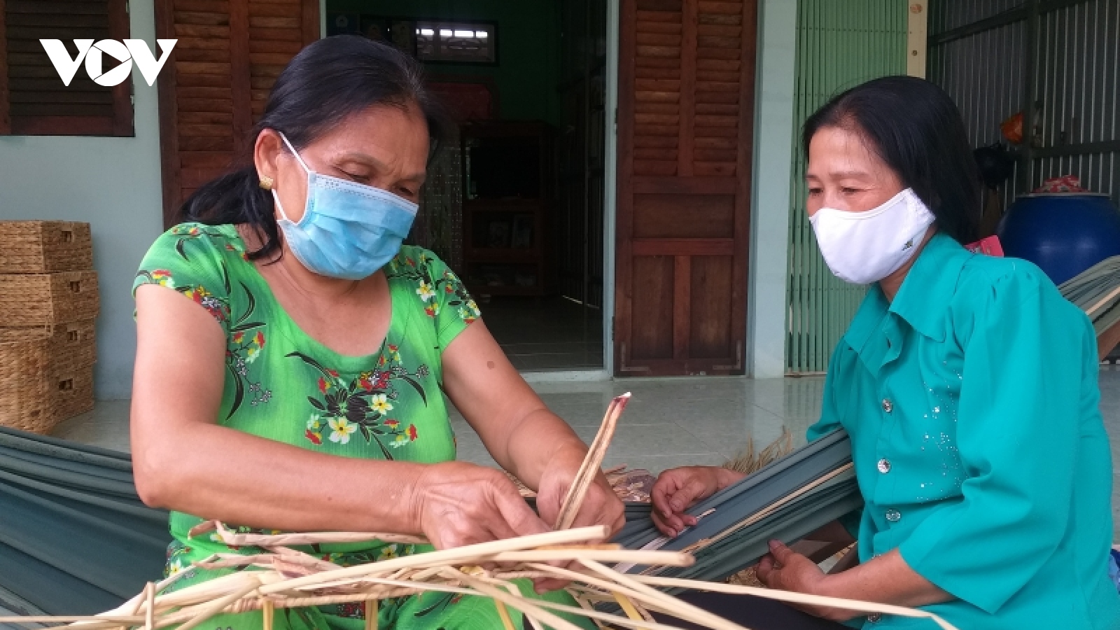 Nghề đan lục bình giúp người dân Sóc Trăng có thu nhập ổn định