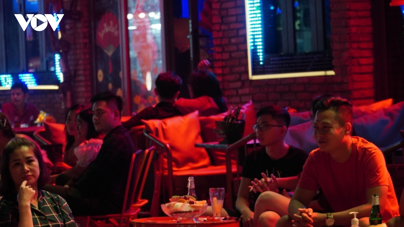 "Phố Tây" Bùi Viện vắng khách, nhiều cửa hàng trả mặt bằng