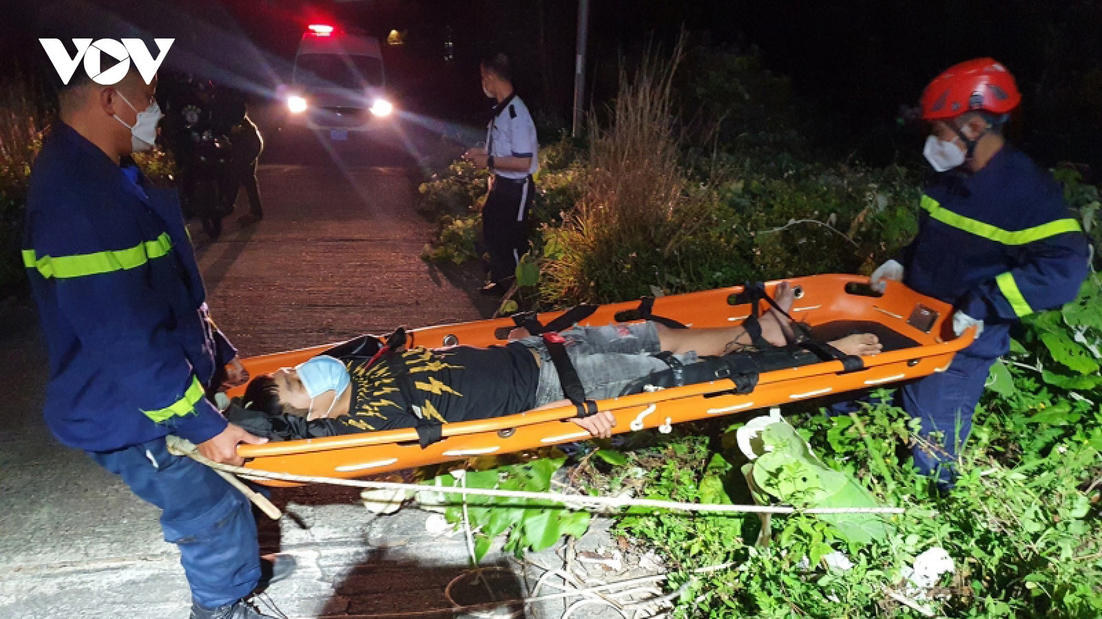 Giải cứu thiếu niên bị rơi xuống vực sâu tại Đà Nẵng