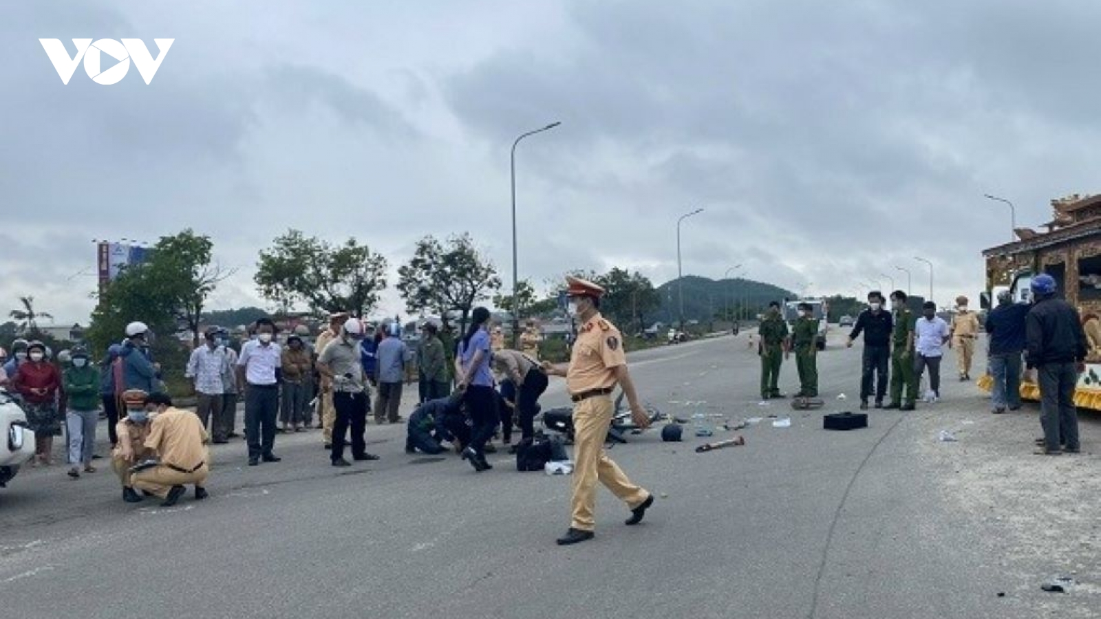 Va chạm với ô tô 7 chỗ, 2 người thương vong