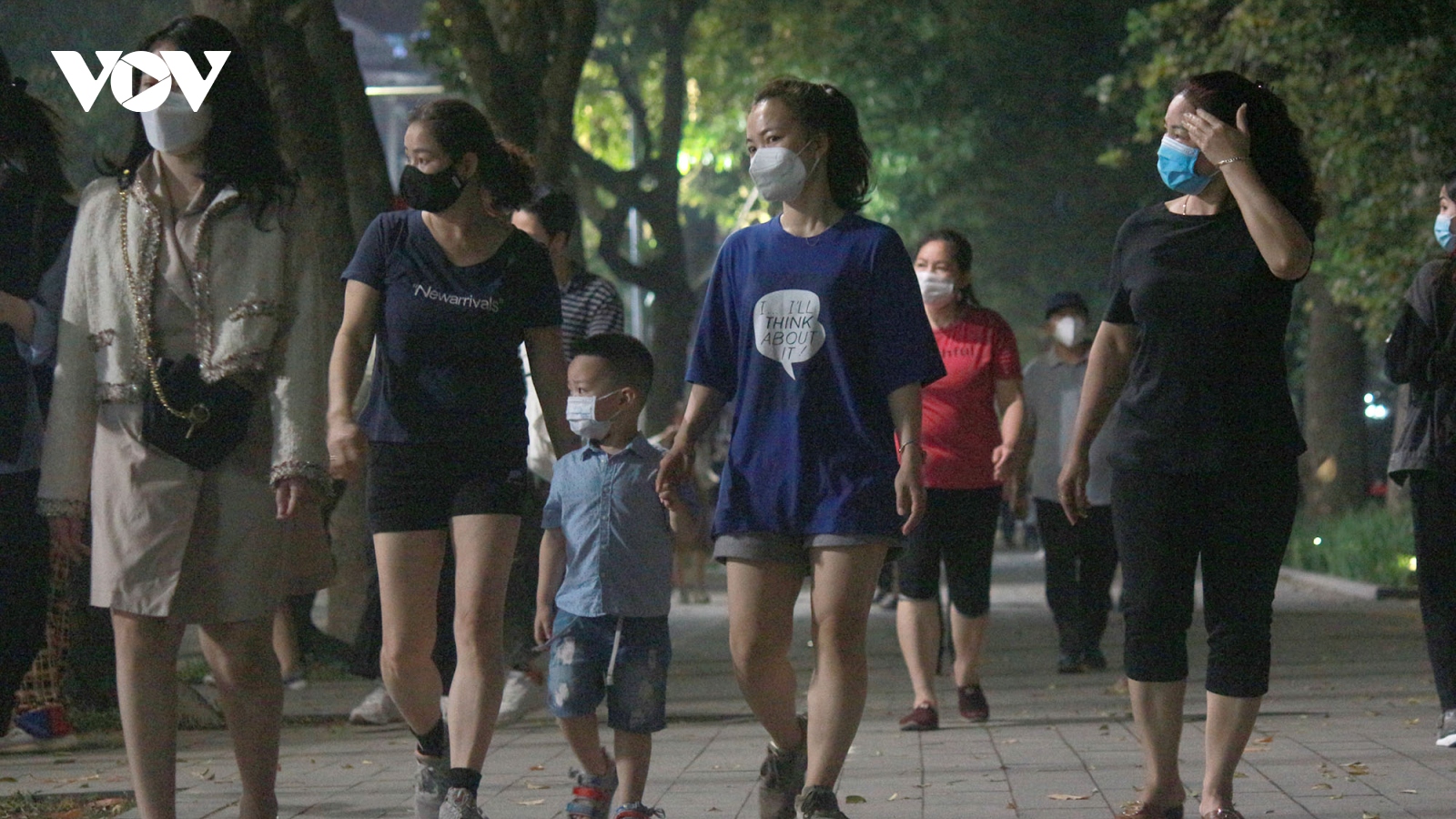 Phố đi bộ Hà Nội nhộn nhịp trở lại sau gần 1 năm tạm dừng vì dịch Covid-19