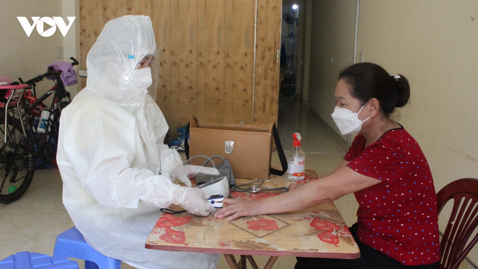 Chia sẻ khó khăn với đội ngũ y tế tuyến đầu chống dịch