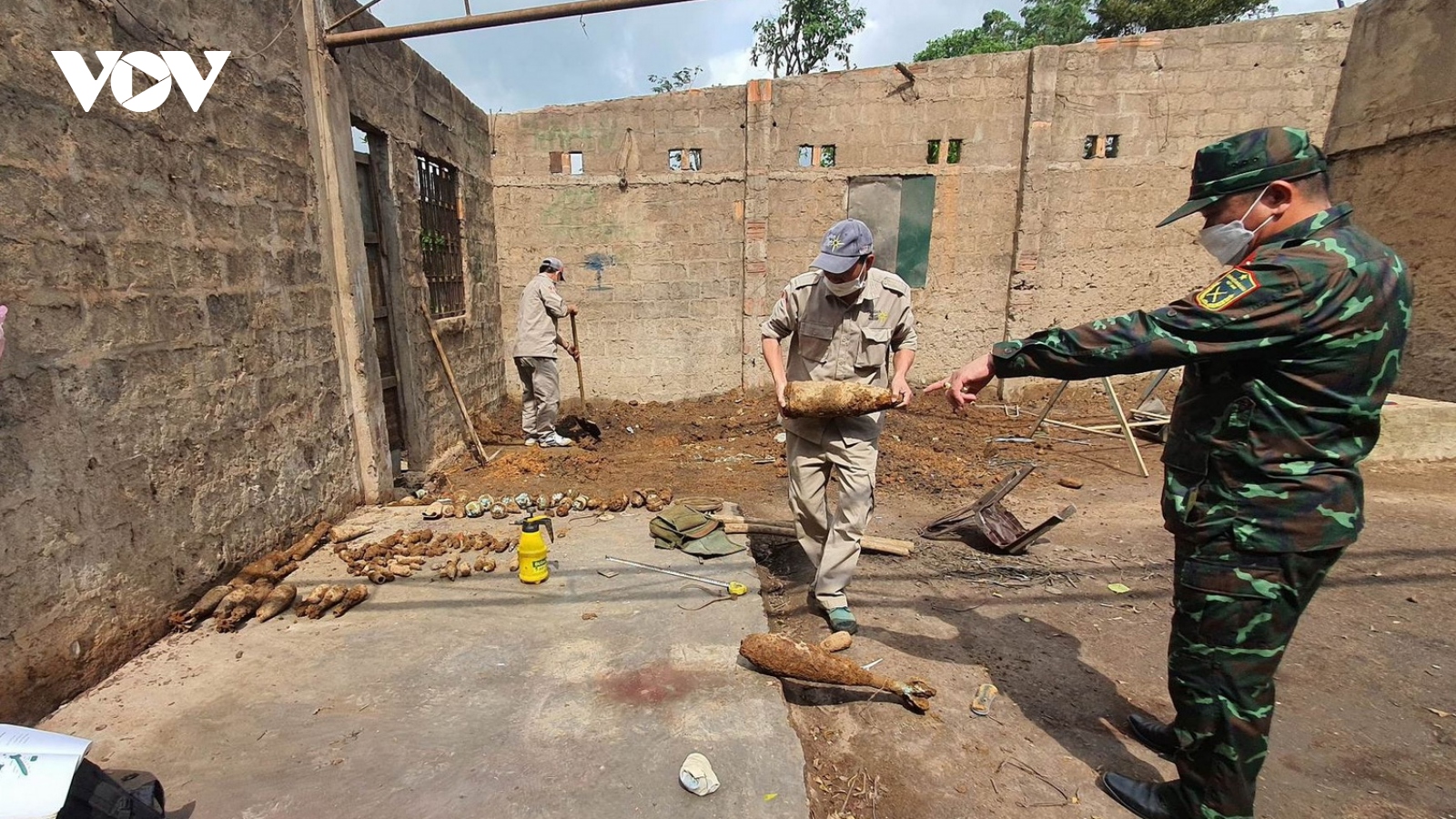 Phát hiện hầm chứa bom, đạn chưa nổ dưới nền nhà dân ở Quảng Trị