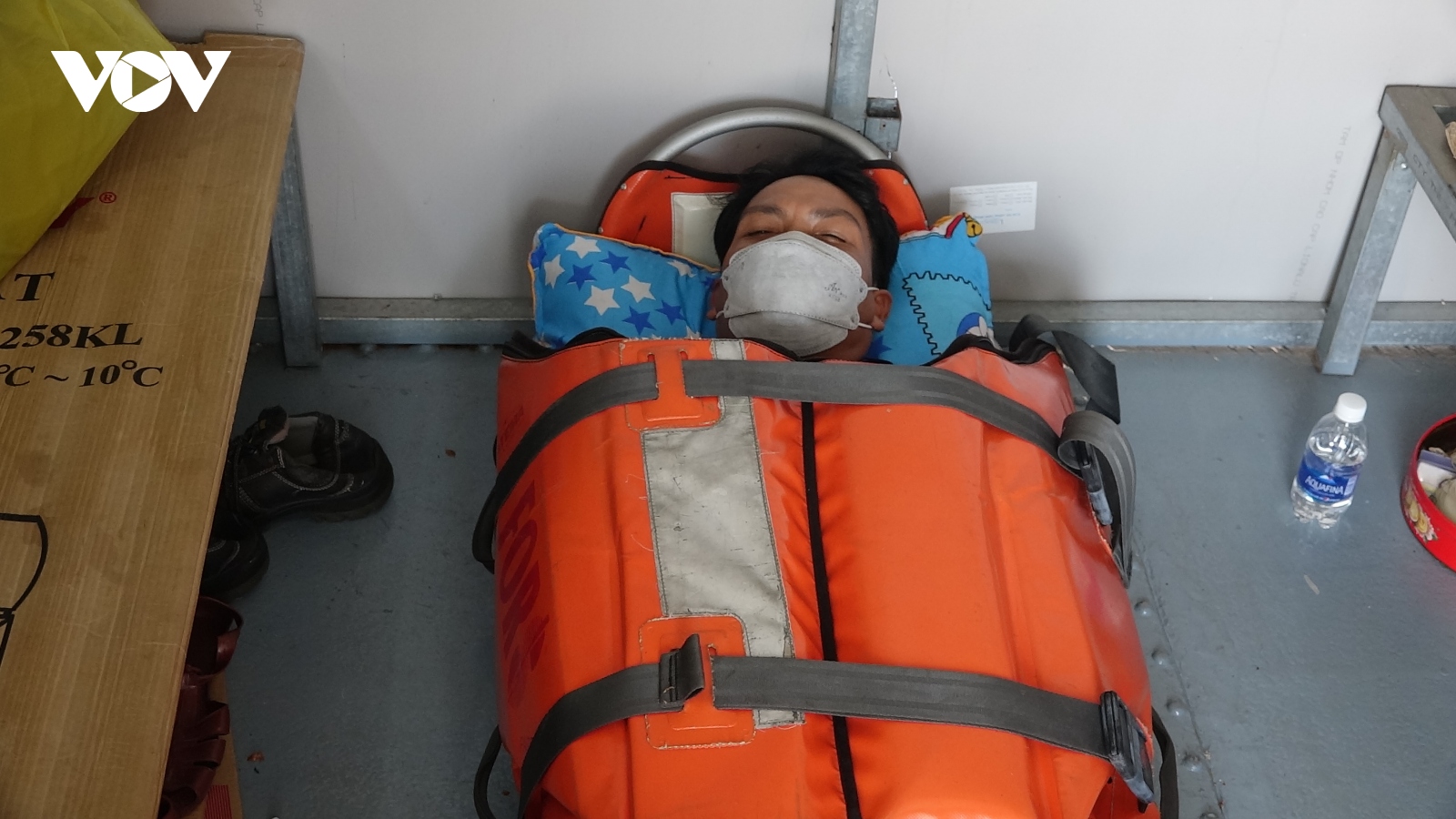 Cứu nạn ngư dân bị tai nạn khi đang đánh bắt trên vùng biển Hoàng Sa