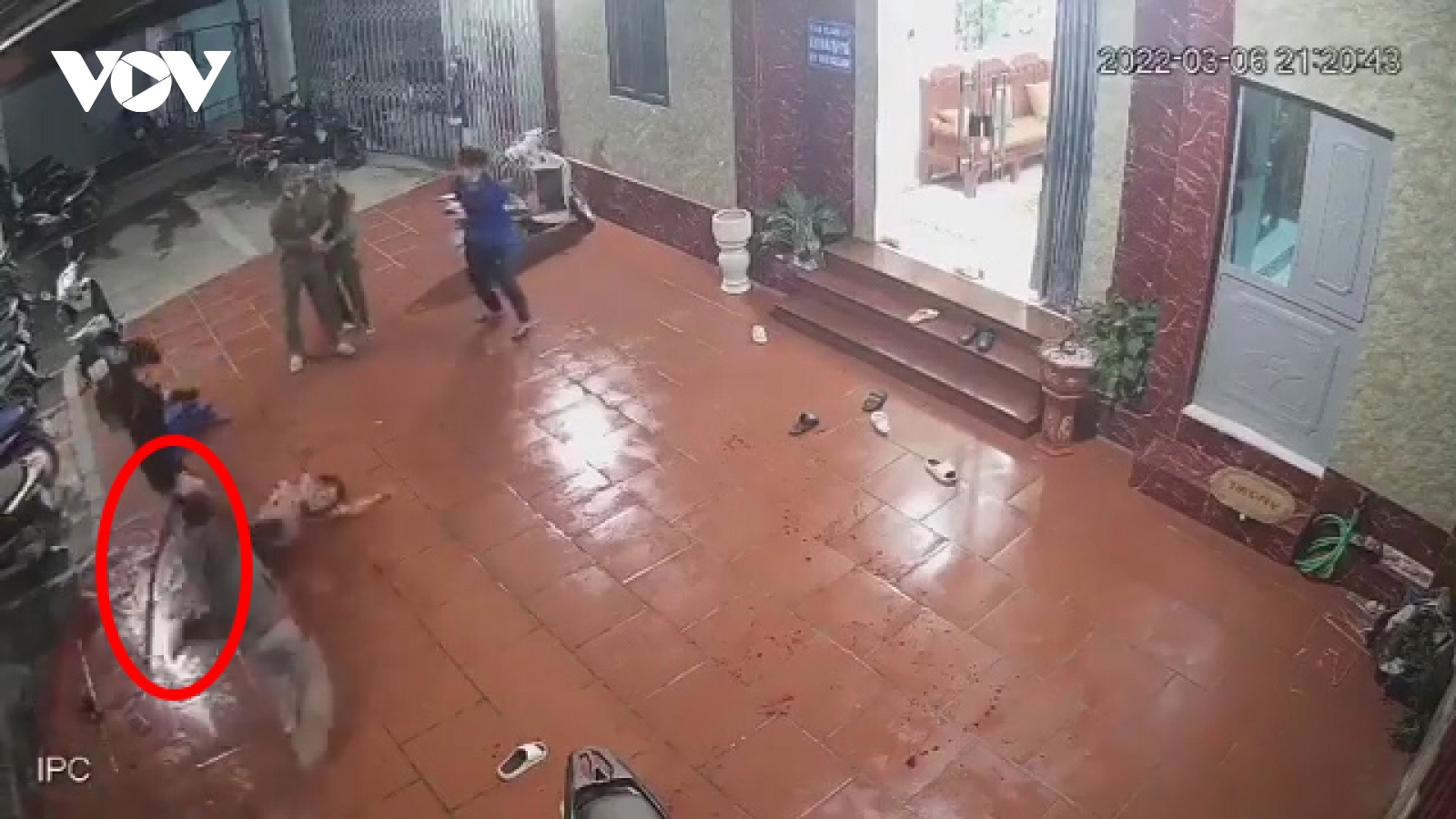 Tạm giam 2 bố con cầm hung khí xông vào nhà dân để giải quyết mâu thuẫn