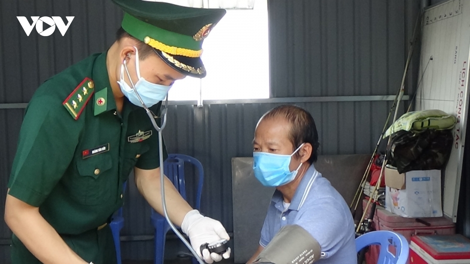 Bình Định tiếp nhận 9 thuyền viên gặp nạn trên biển