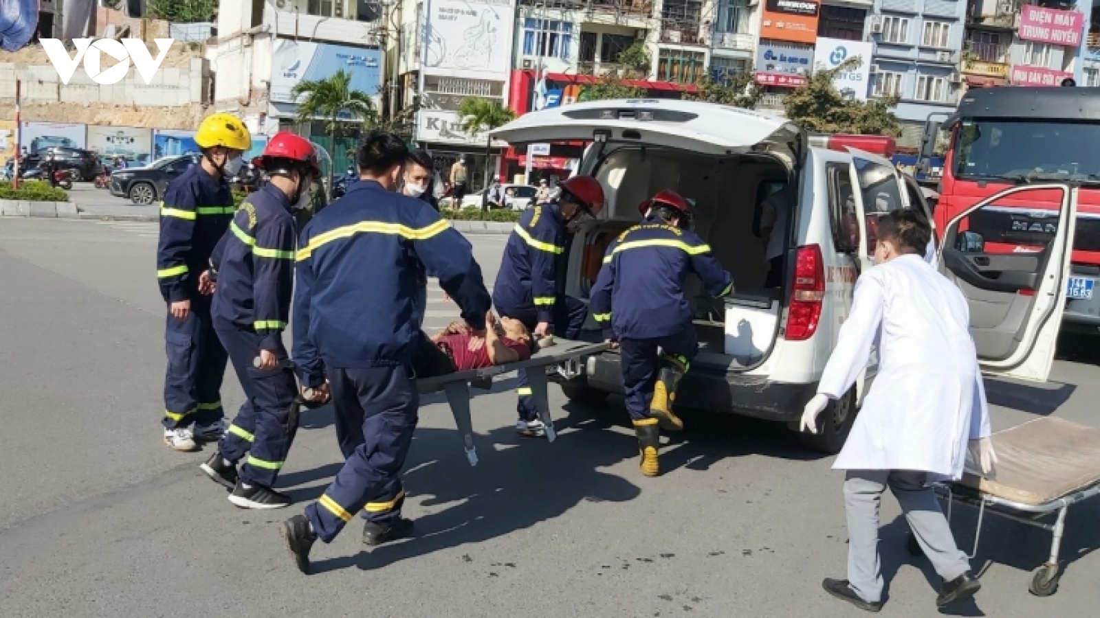 Giải cứu 4 công nhân mắc kẹt do ngạt khí gas dưới cống ngầm