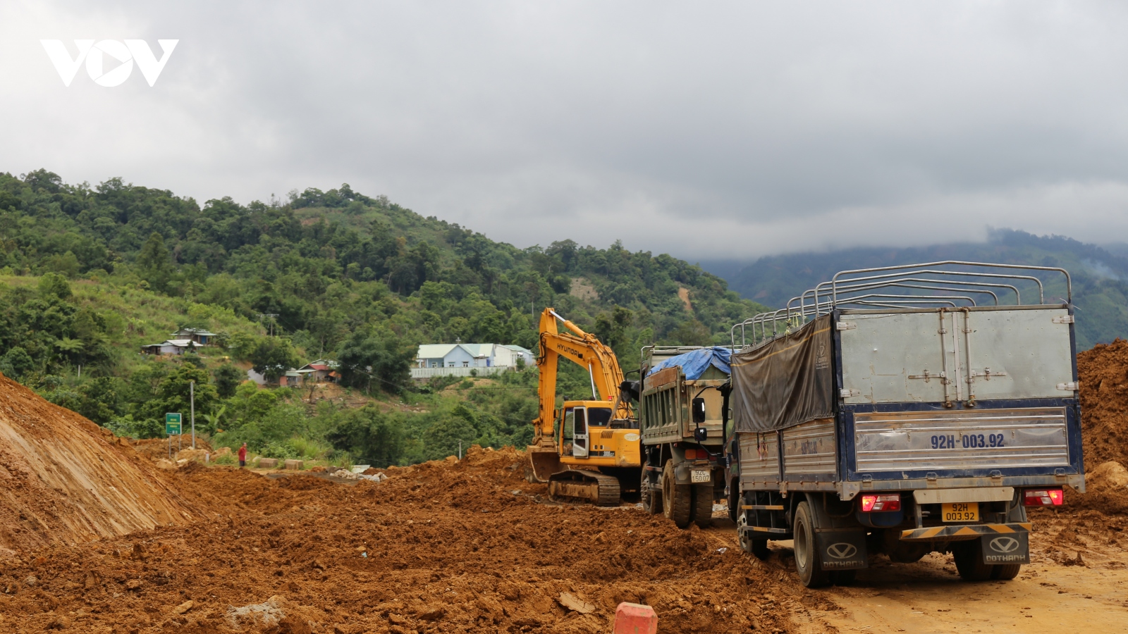 Tranh thủ trời nắng ráo, Quảng Nam khắc phục thiệt hại giao thông miền núi