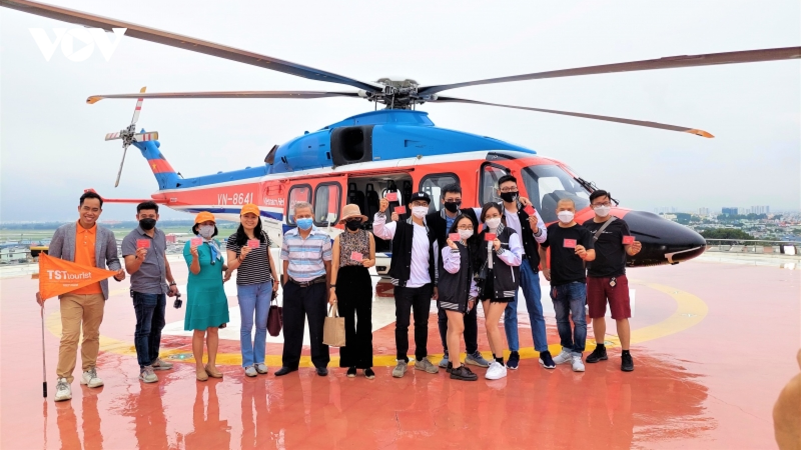 Du khách hào hứng được “Ngắm TP. HCM từ trên cao” bằng trực thăng 