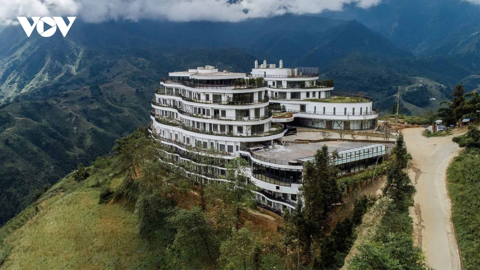 Chia nhau ăn gói bánh quy nhặt được, 5 nhân viên khách sạn nhập viện