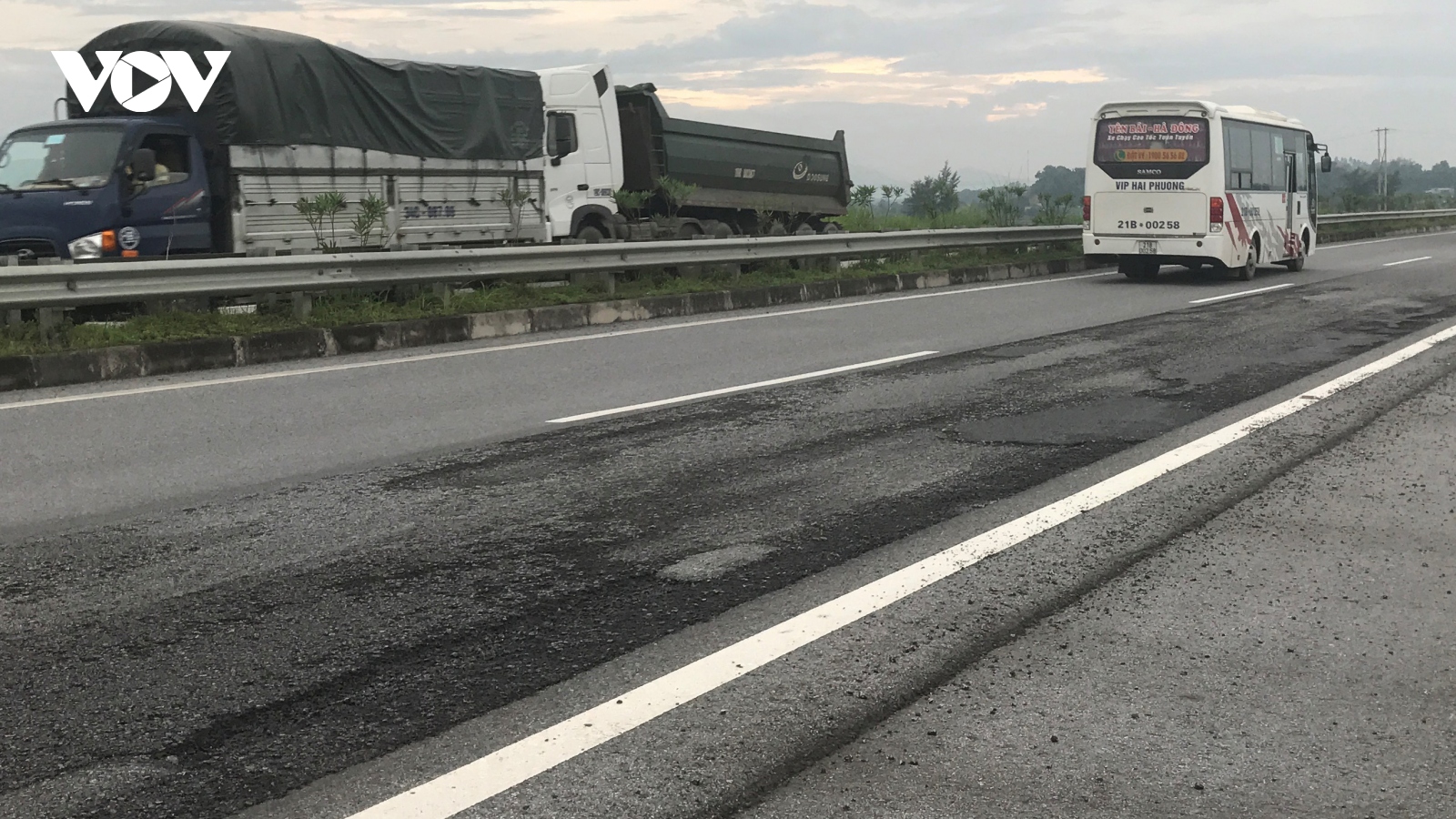 Khắc phục hằn lún, mất an toàn trên cao tốc Nội Bài - Lào Cai