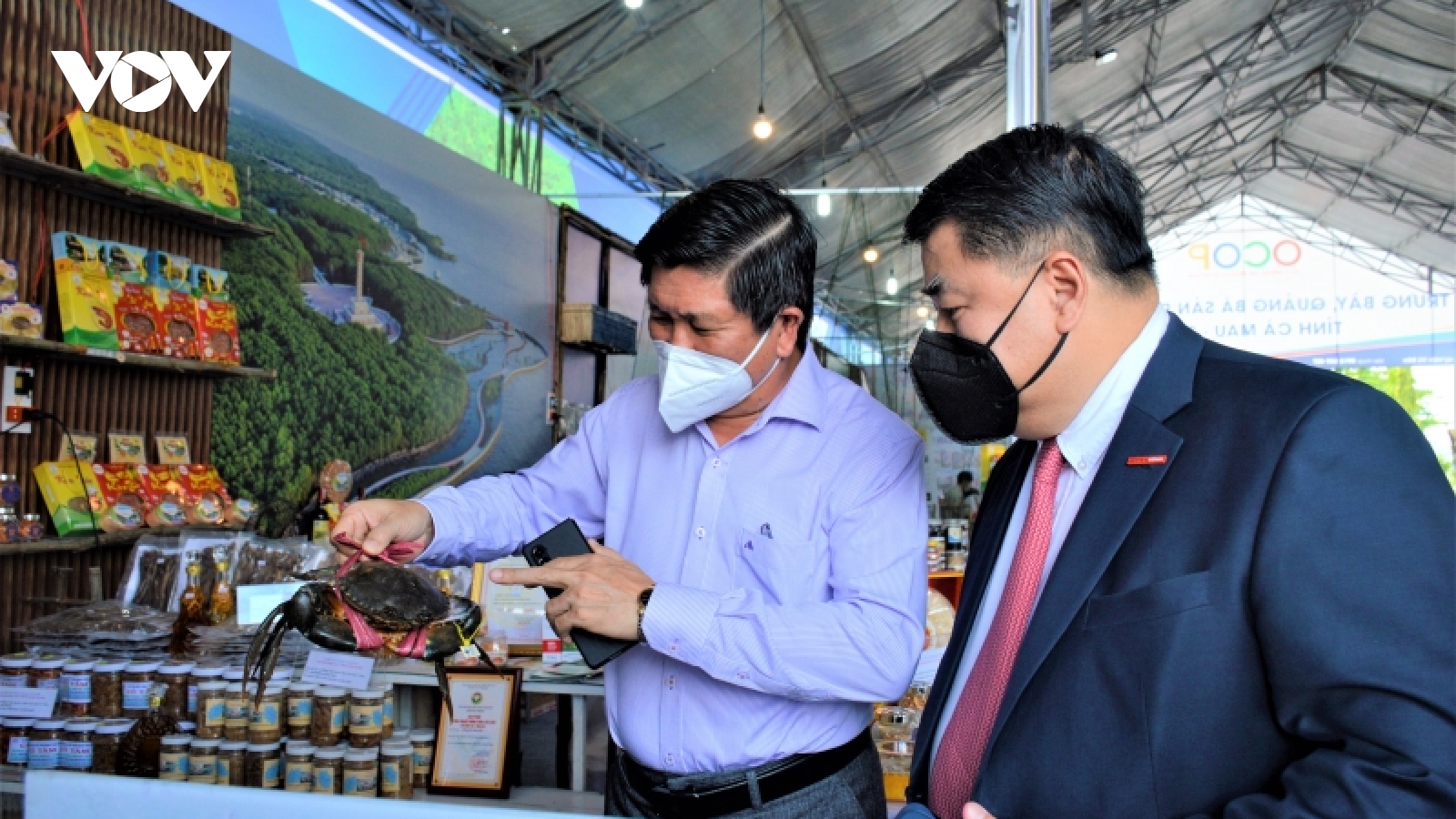 Đặc sản tôm khô, cua Cà Mau tràn ngập các gian hàng sản phẩm OCOP