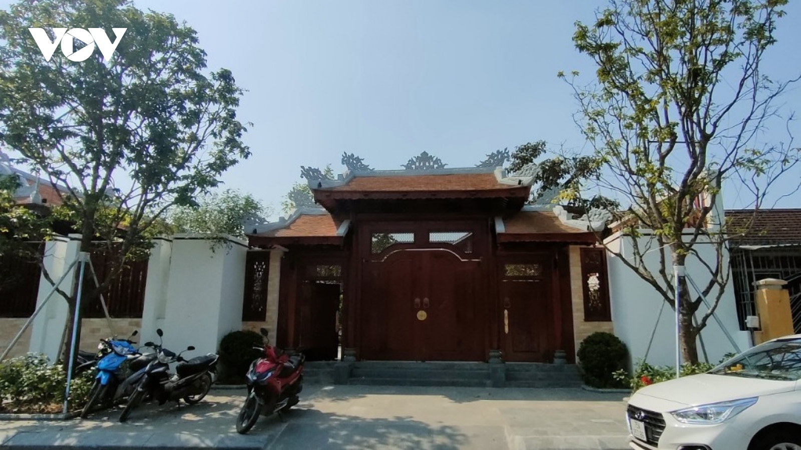 Giám đốc doanh nghiệp tự ý thay cây xanh vỉa hè trước cổng nhà mình