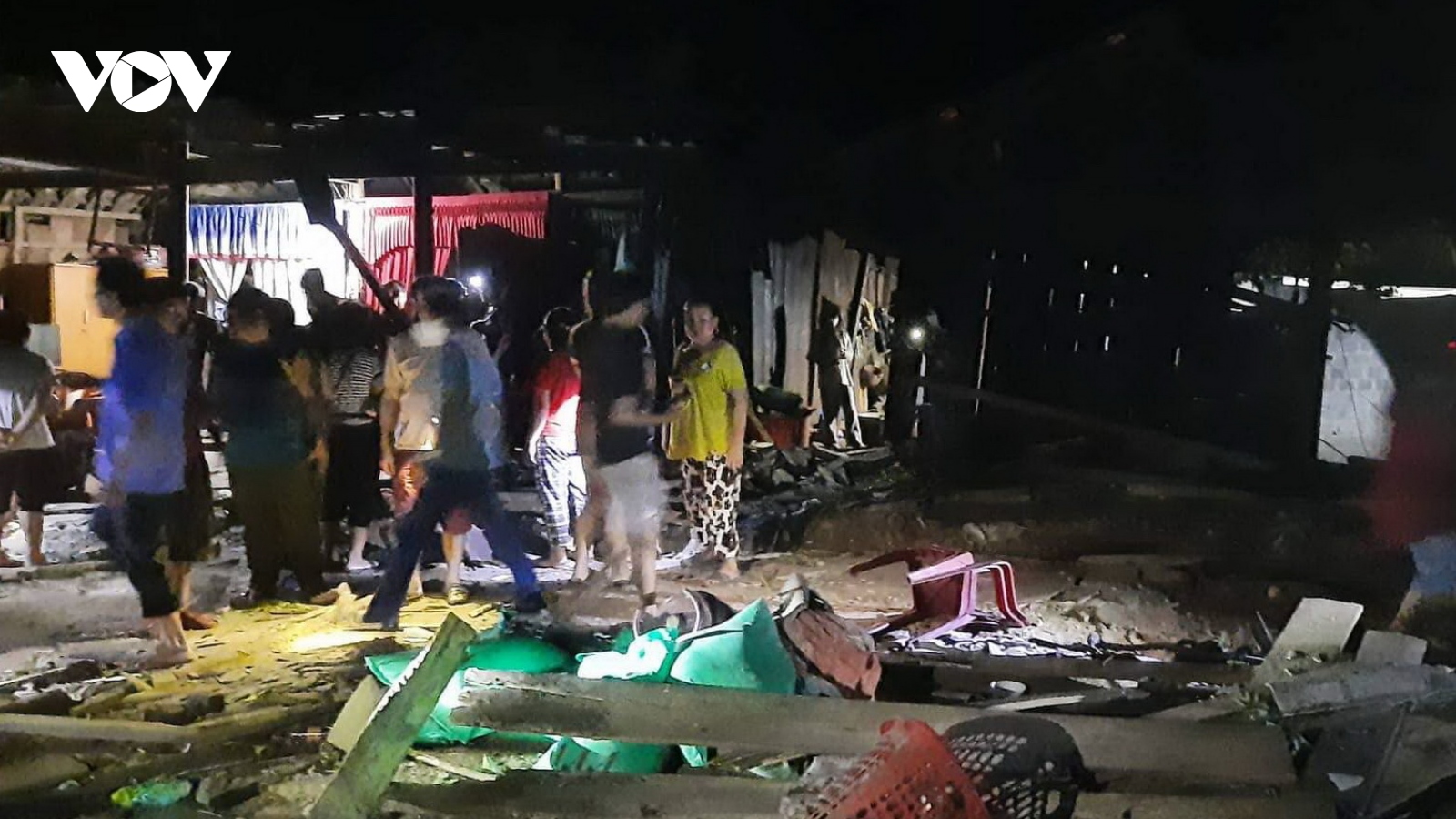 Xe tải lao vào nhà dân, 3 người chết, 1 người bị thương