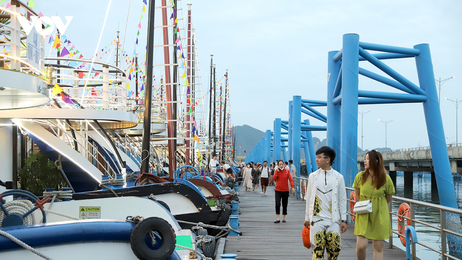 Tàu tham quan vịnh Hạ Long gián đoạn do gió lớn