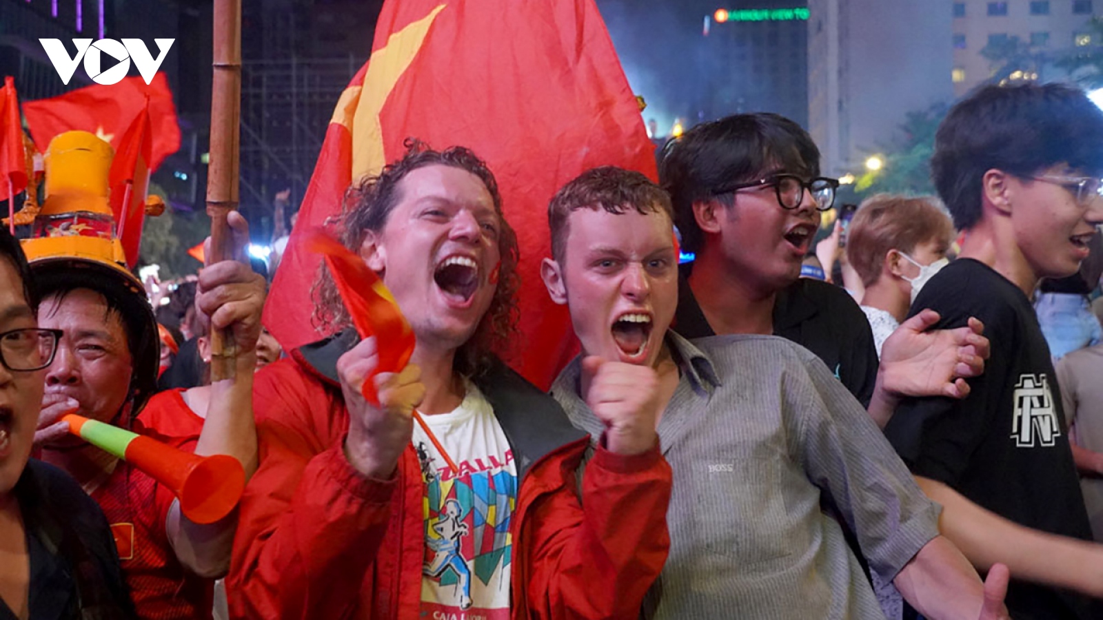 Người dân TP.HCM đổ ra đường "đi bão" mừng chiến thắng của U23 Việt Nam