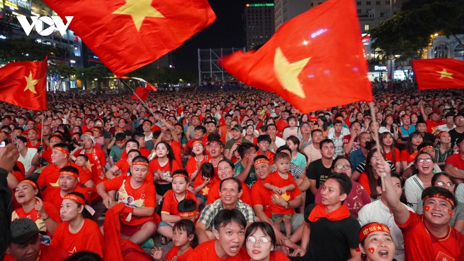 Cổ vũ U23 Việt Nam tại Phố đi bộ Nguyễn Huệ, TP.HCM