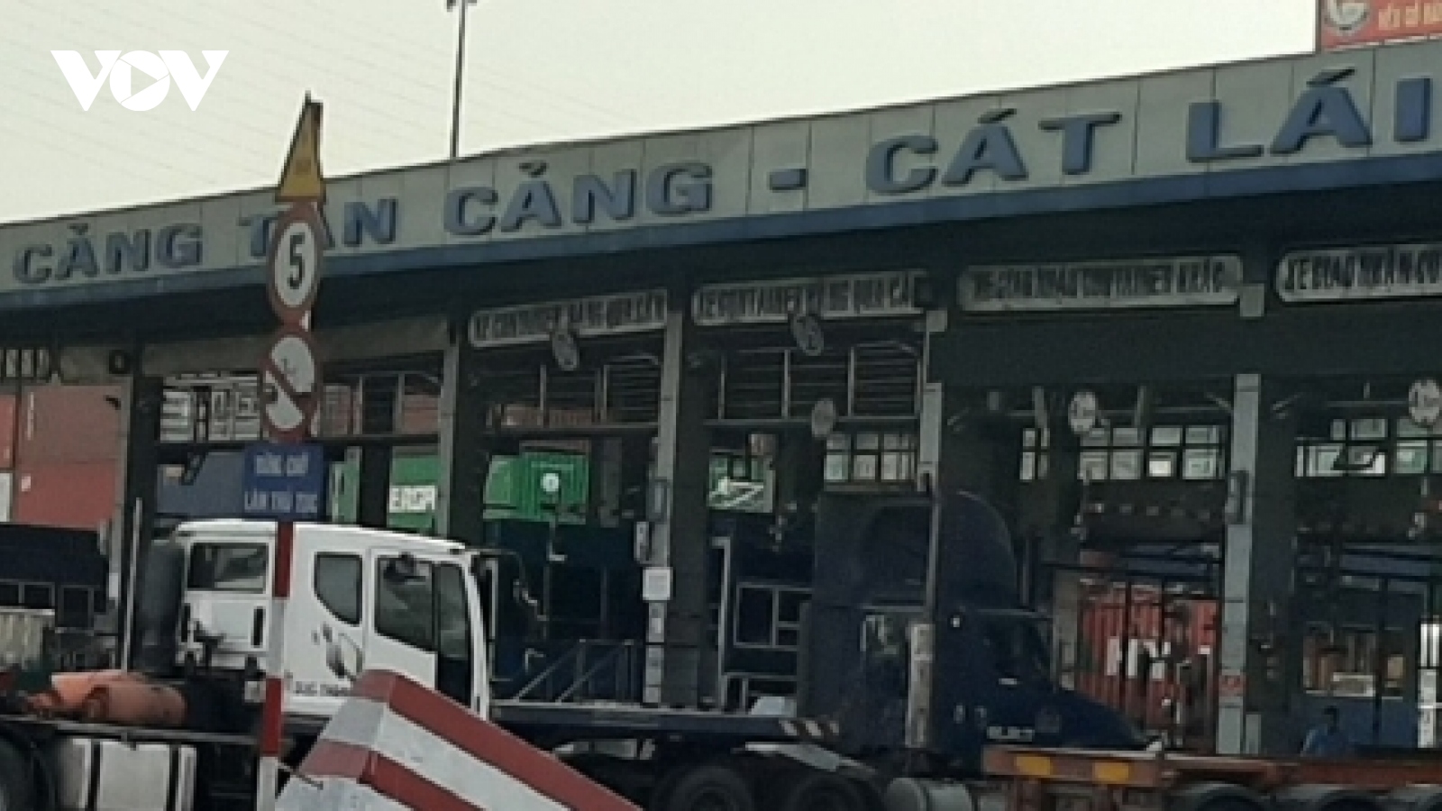 Bến sà lan - Giải pháp giảm tải cho cảng Cát Lái