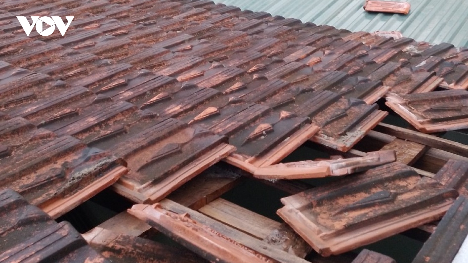 Thừa Thiên Huế: Lốc xoáy làm 17 ngôi nhà bị tốc mái