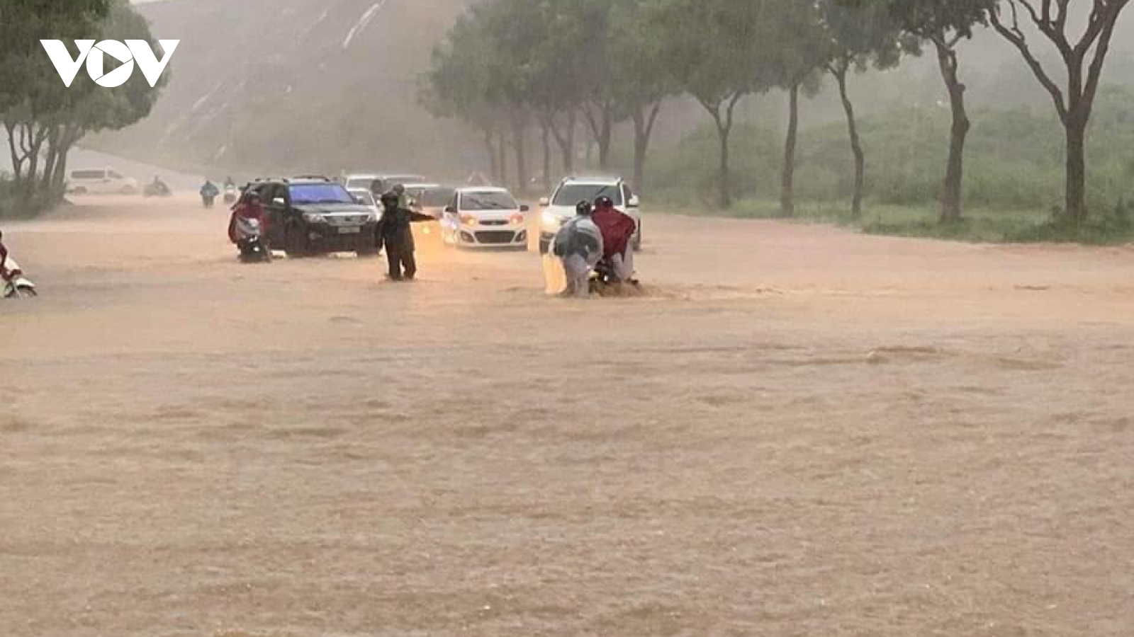 Mưa lớn ngập lụt nhiều tuyến đường, đất đá sạt vào nhà dân ở TP Lào Cai 