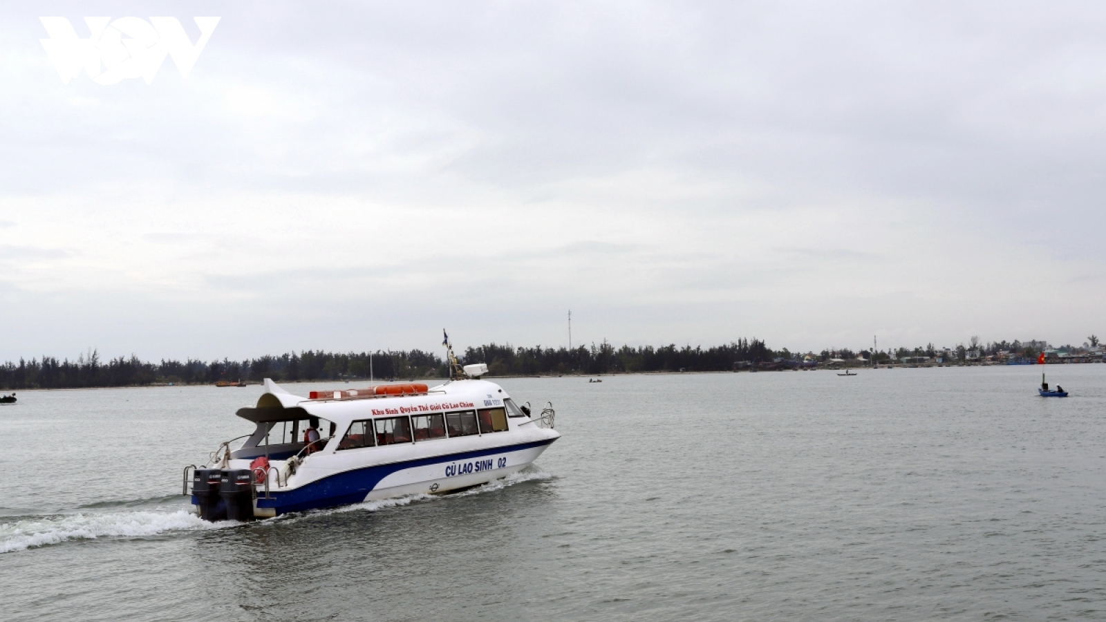 Mưa nhỏ, tạm dừng tàu ra đảo Cù Lao Chàm, du khách hủy vé ra đảo Lý Sơn