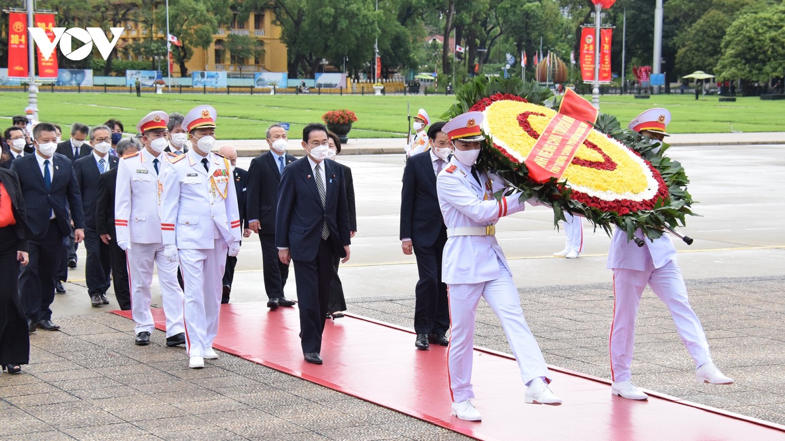 Thủ tướng Nhật Bản vào Lăng viếng Chủ tịch Hồ Chí Minh