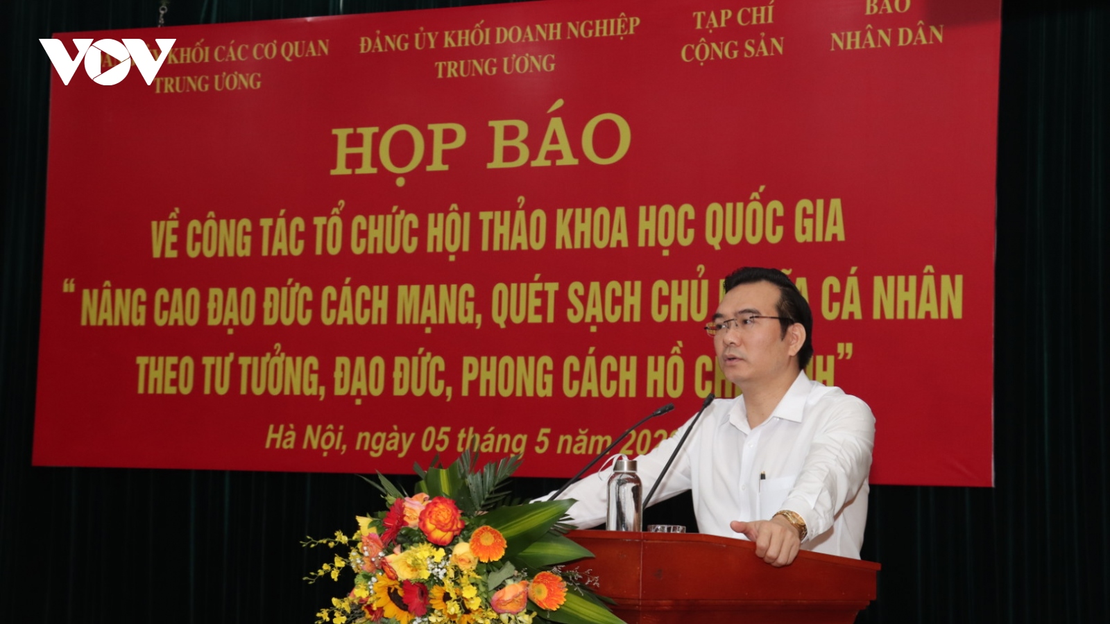 Nâng cao đạo đức cách mạng, quét sạch chủ nghĩa cá nhân