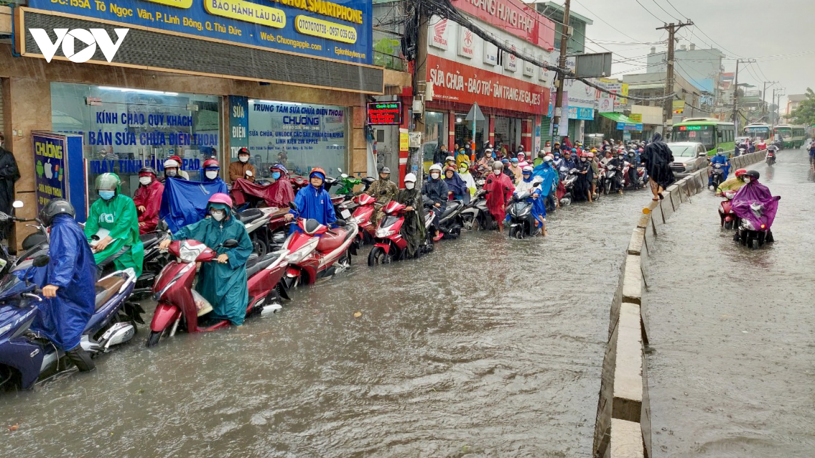 TP.HCM: Mưa lớn gây ngập sâu, nhiều phương tiện phải dắt bộ