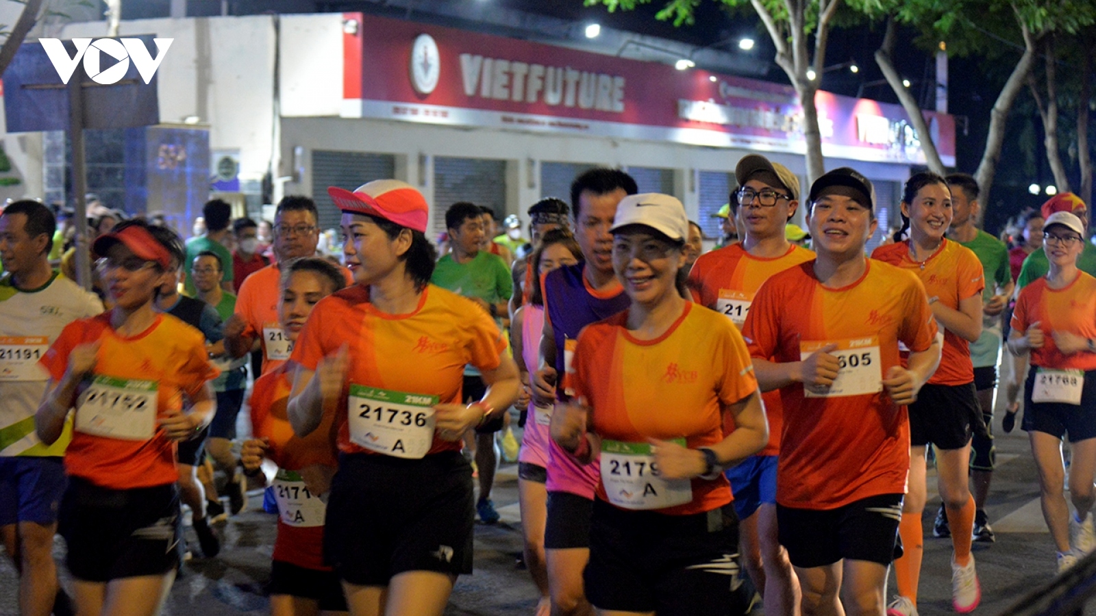 Hơn 1.500 vận động viên tham gia giải chạy đêm ở TP.HCM