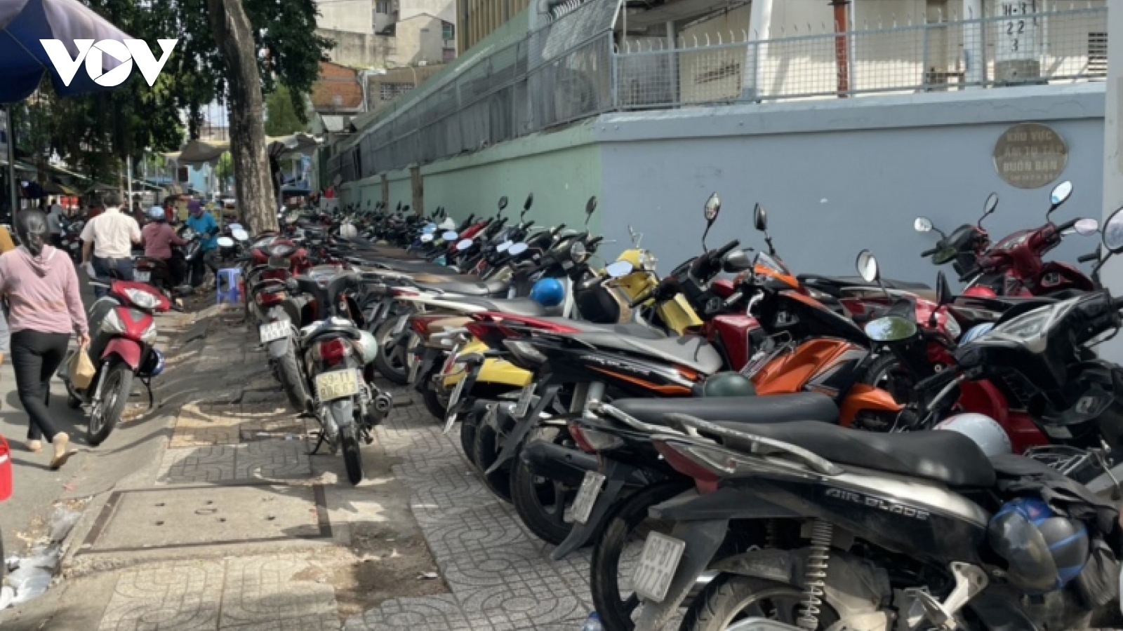 Lấn chiếm vỉa hè ở TP.HCM vẫn tiếp diễn dù được yêu cầu hoàn trả