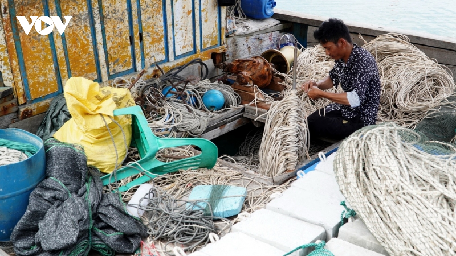 Giá xăng dầu tăng cao, thủy sản giá thấp ngư dân "ngại" ra khơi