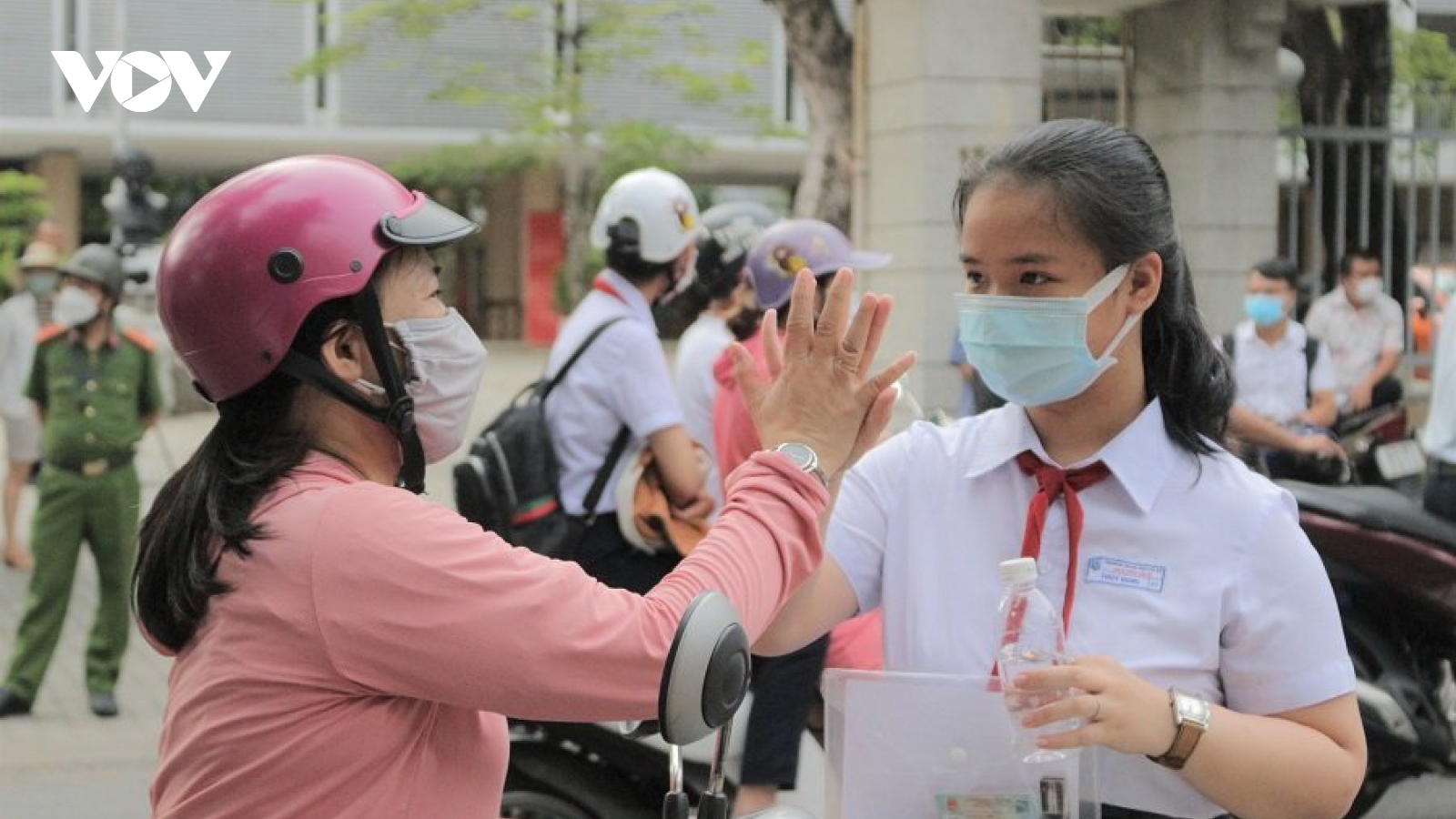 Sĩ tử tại Đà Nẵng và TP.HCM bước vào kỳ thi lớp 10