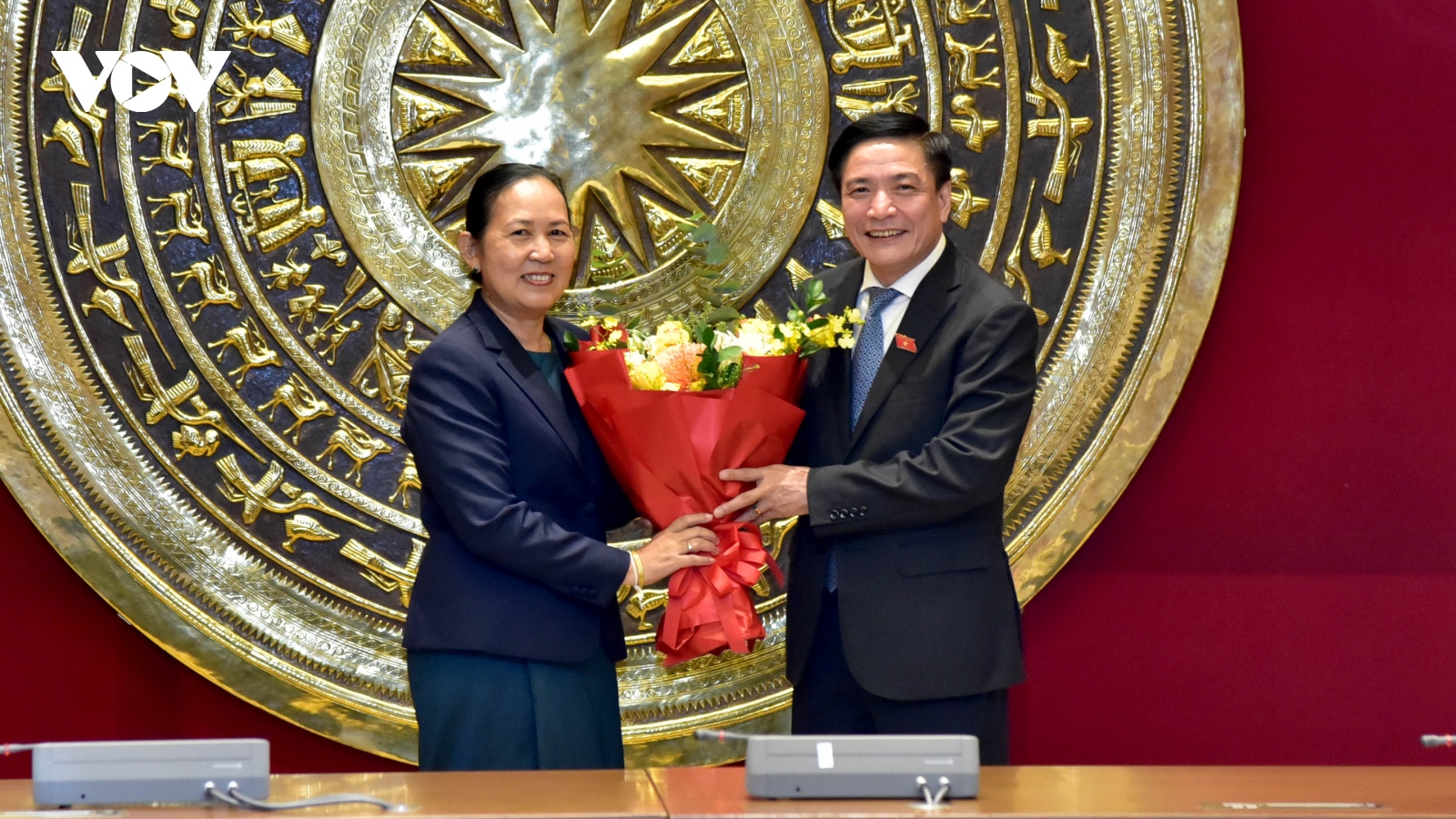 Tổng thư ký Quốc hội Bùi Văn Cường tiếp Tổng thư ký Quốc hội Lào