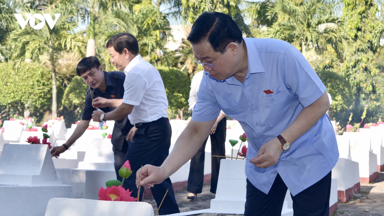 Chủ tịch Quốc hội tri ân anh hùng liệt sĩ, người có công ở Quảng Ngãi