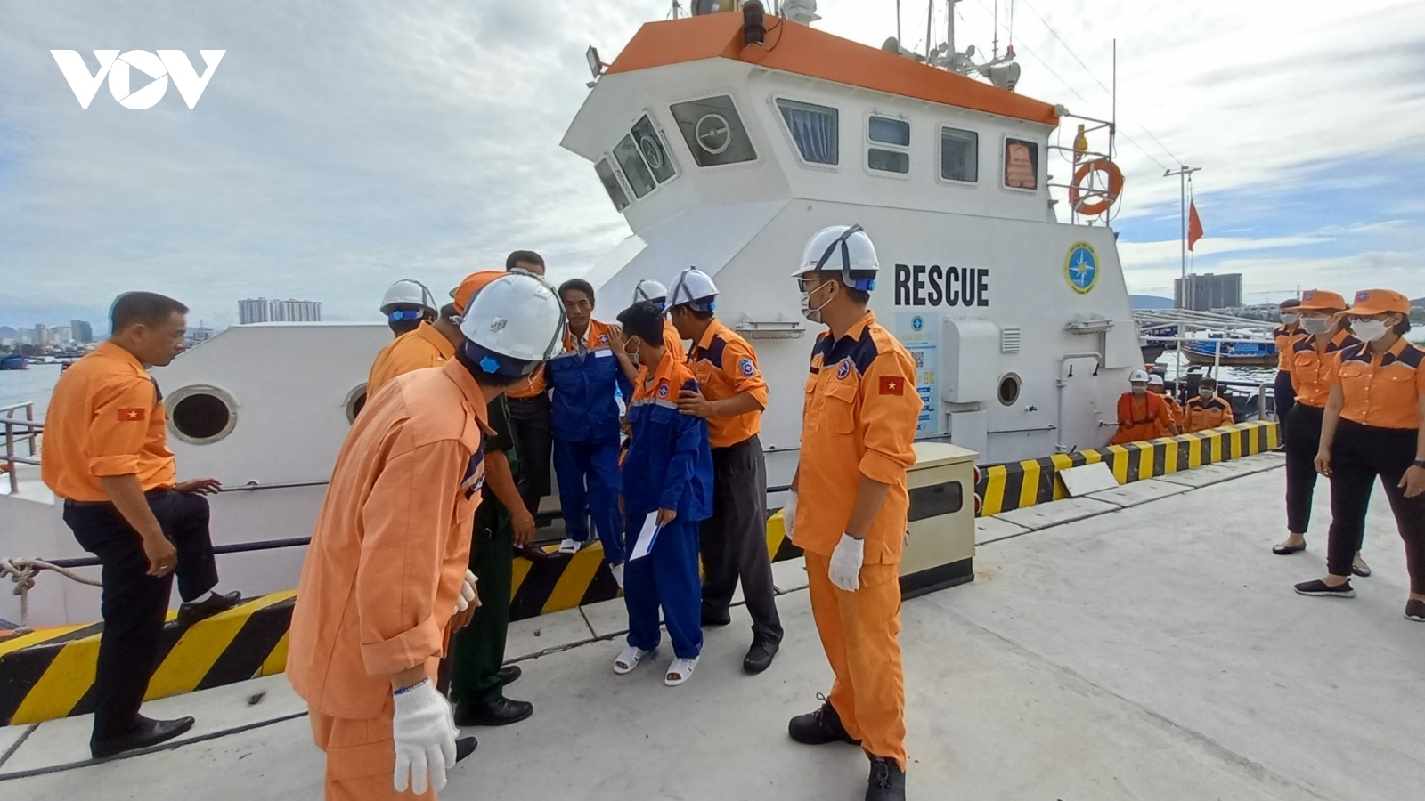 Xuyên đêm cứu 4 ngư dân Bình Định trên tàu cá bị chìm