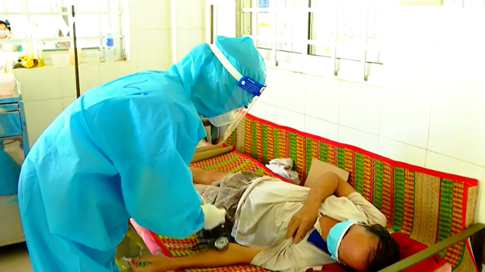 Nhiều nhân viên y tế ở Vĩnh Long xin nghỉ việc