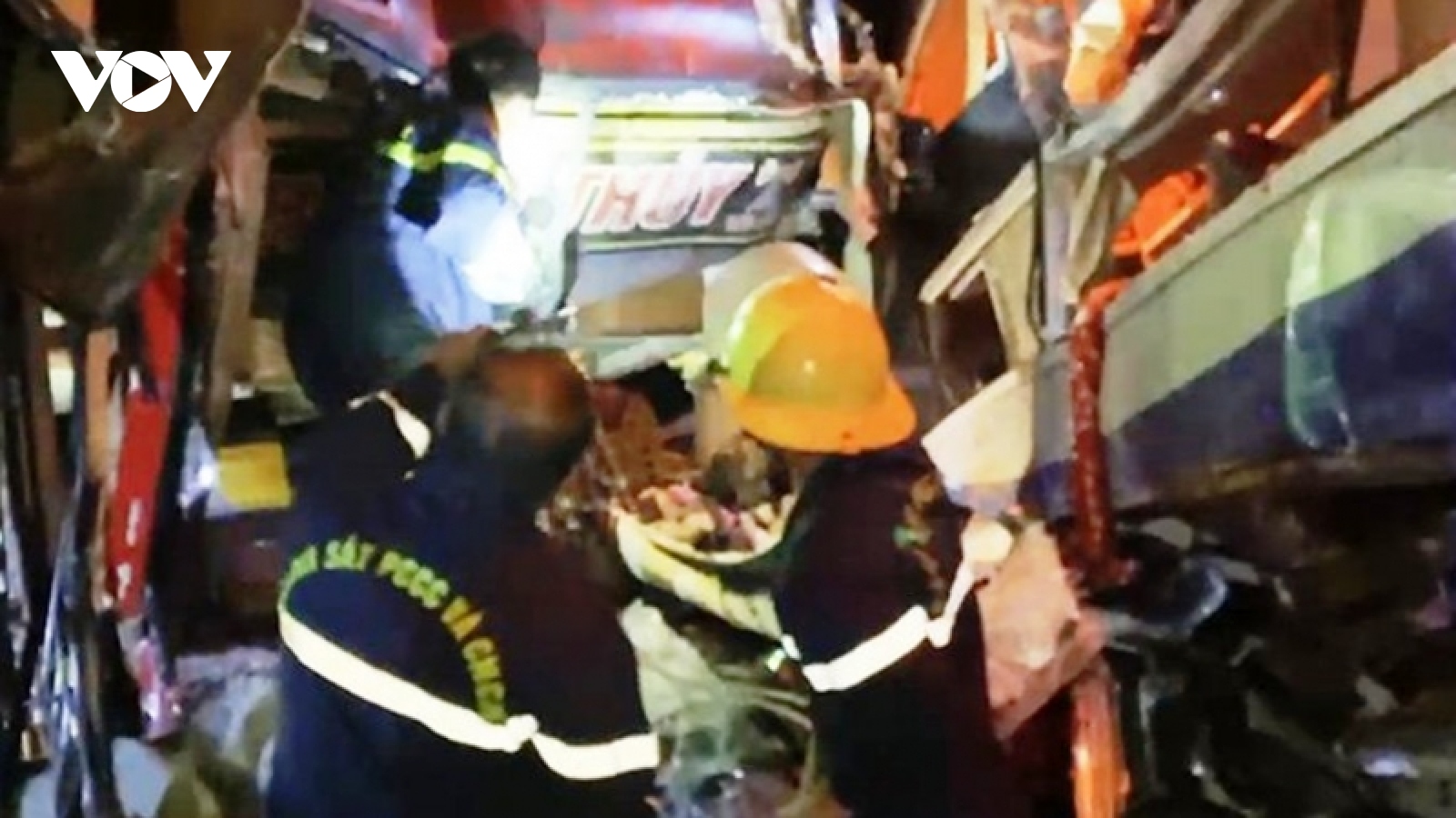 2 xe khách tông nhau, lái xe và phụ xe mắc kẹt trong cabin
