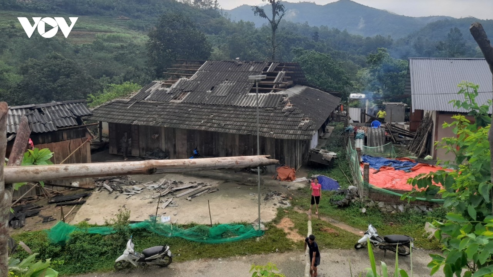 Dông lốc khiến nhiều ngôi nhà bị hư hại ở Bắc Kạn