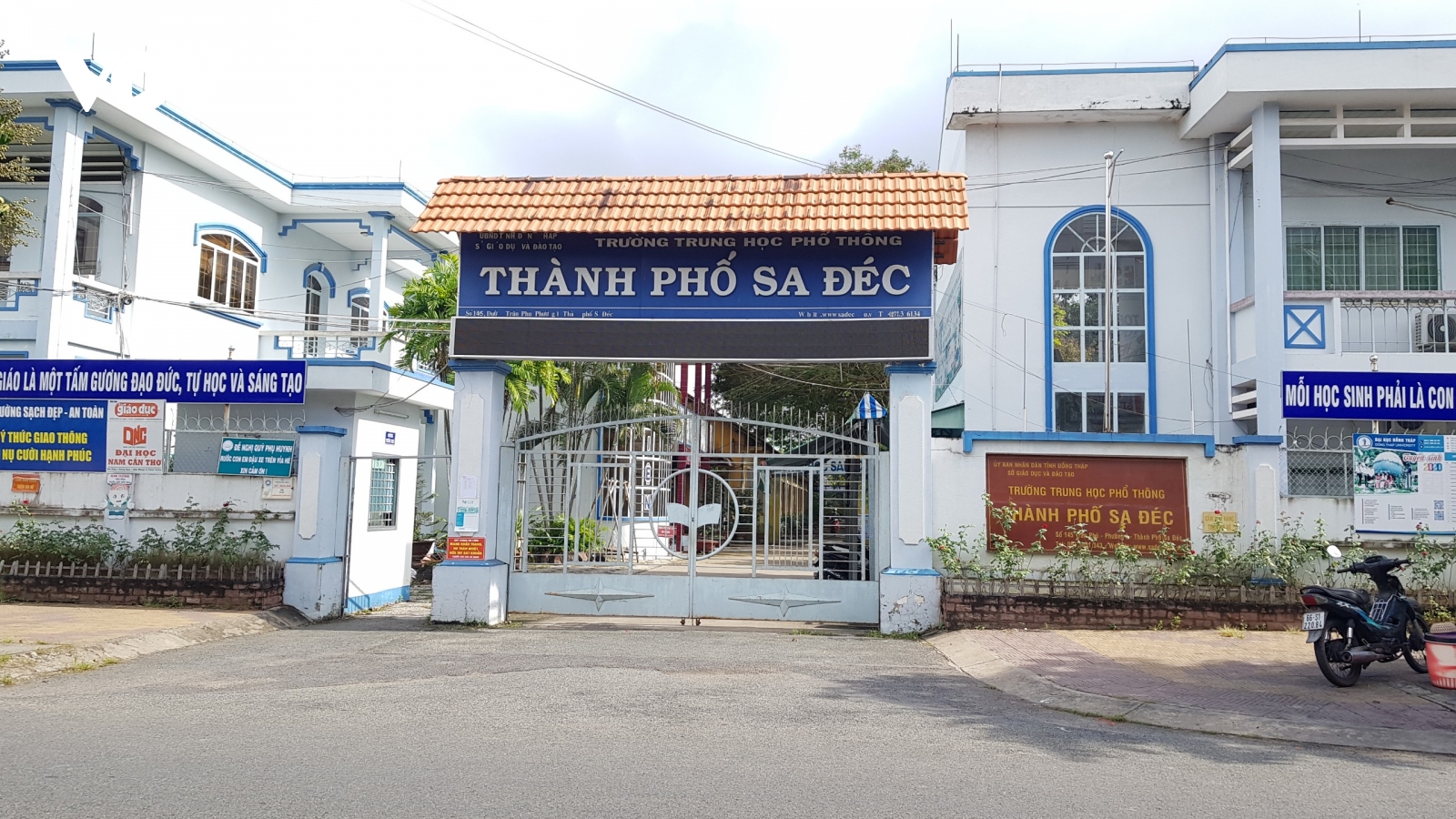 Học sinh không được phát giấy báo dự thi tốt nghiệp vì chưa đóng tiền ôn tập