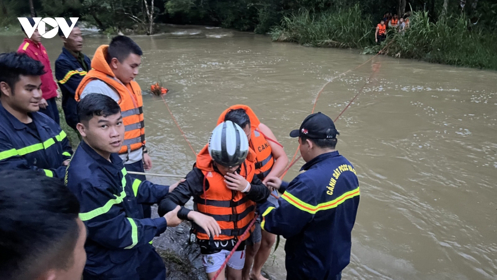 10 khách du lịch mắc kẹt giữa rừng được giải cứu trong tình trạng đuối sức