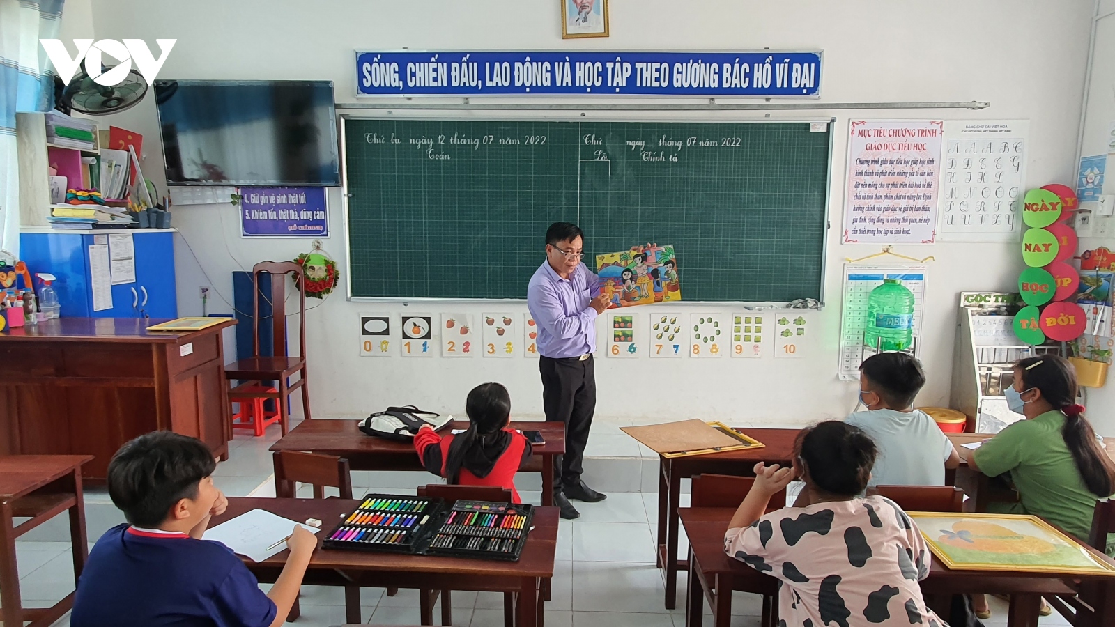 Thầy giáo đi bán vé số dạo lấy tiền hỗ trợ học sinh khó khăn, người nghèo