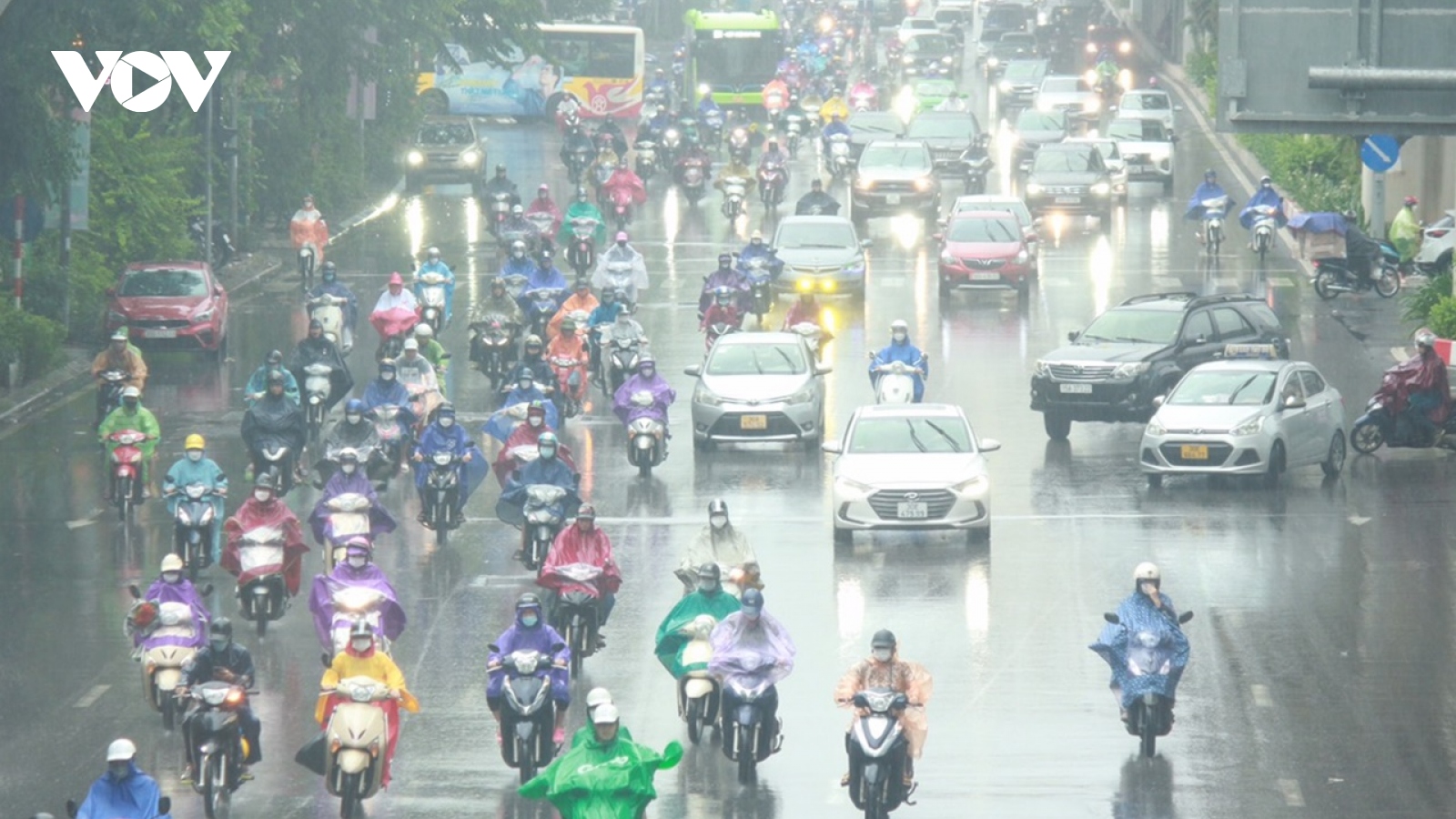 Người Hà Nội chật vật trong cơn mưa kéo dài do ảnh hưởng của bão