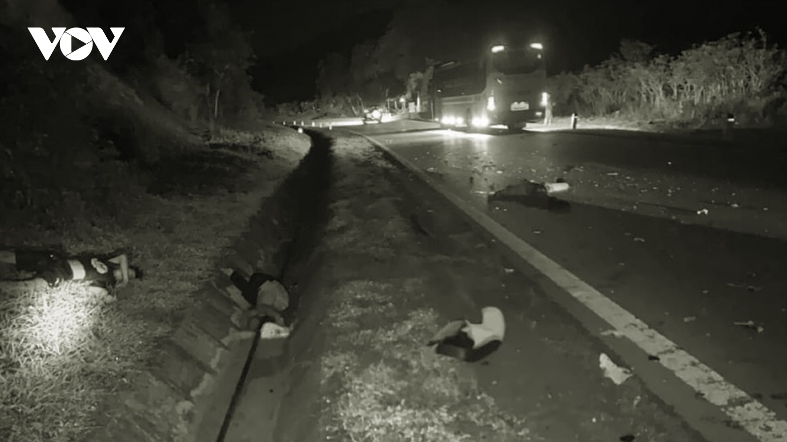 Va chạm với xe khách trên Quốc lộ 6, 3 người đi xe máy tử vong