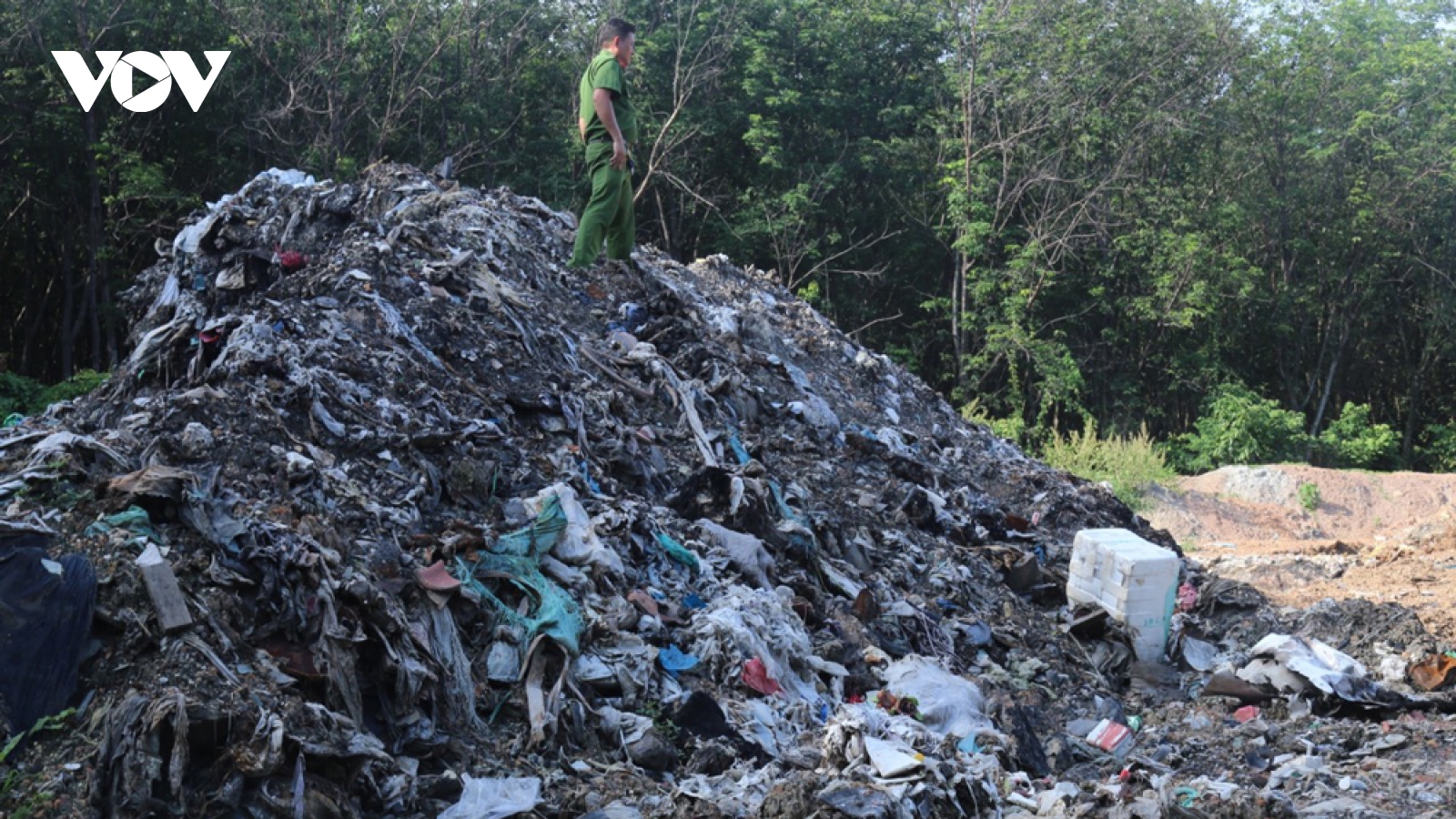 Điều tra vụ chôn hơn 2.100 tấn rác thải trái phép ở Bình Dương