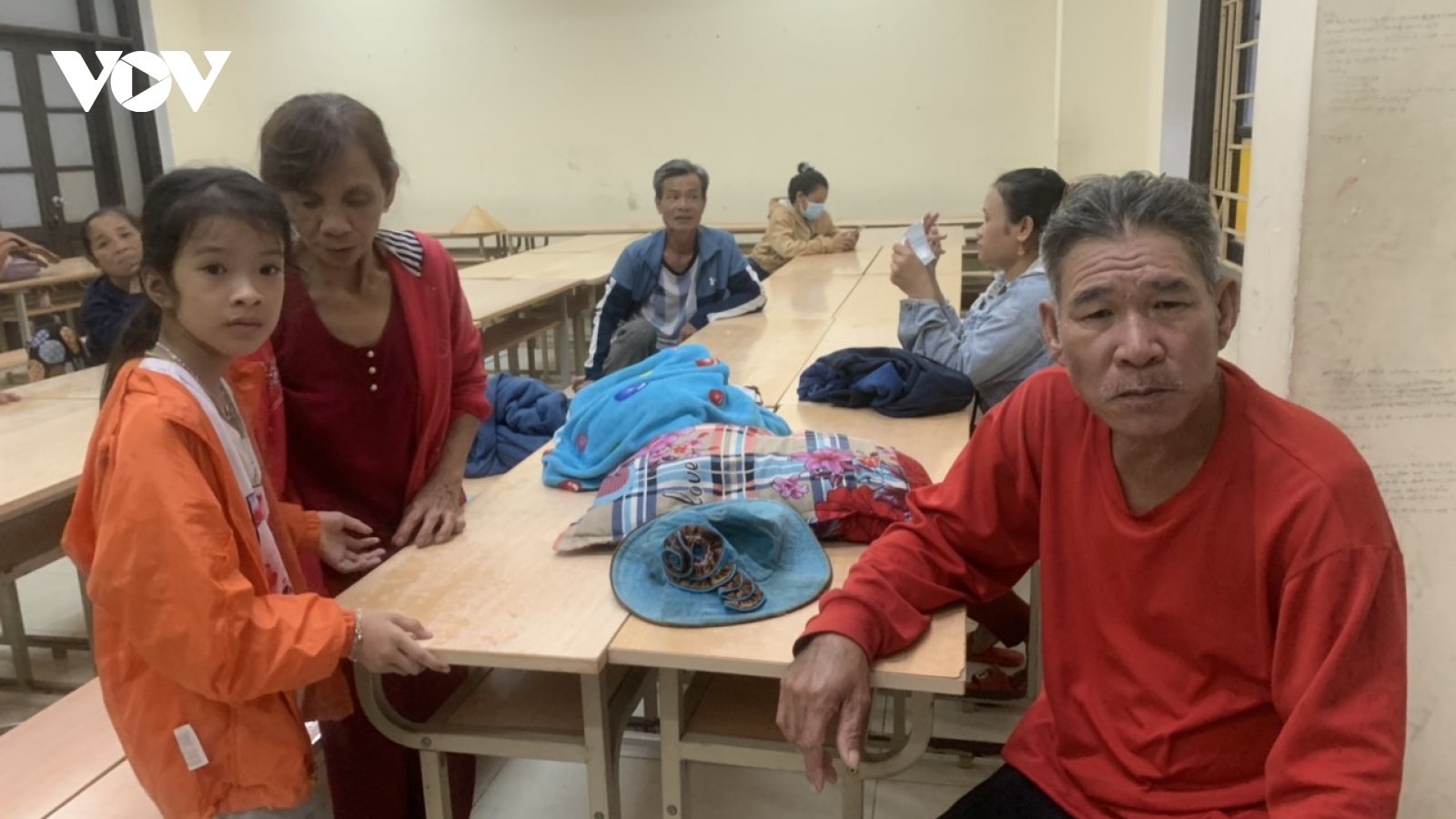 Hàng ngàn người dân miền Trung sơ tán trước giờ bão số 4 đổ bộ