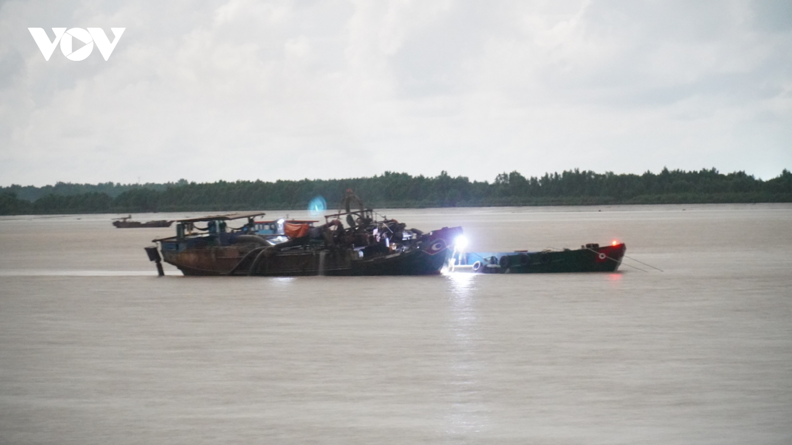 Người dân Tiền Giang bức xúc cát tặc vẫn còn hoạt động gần bờ