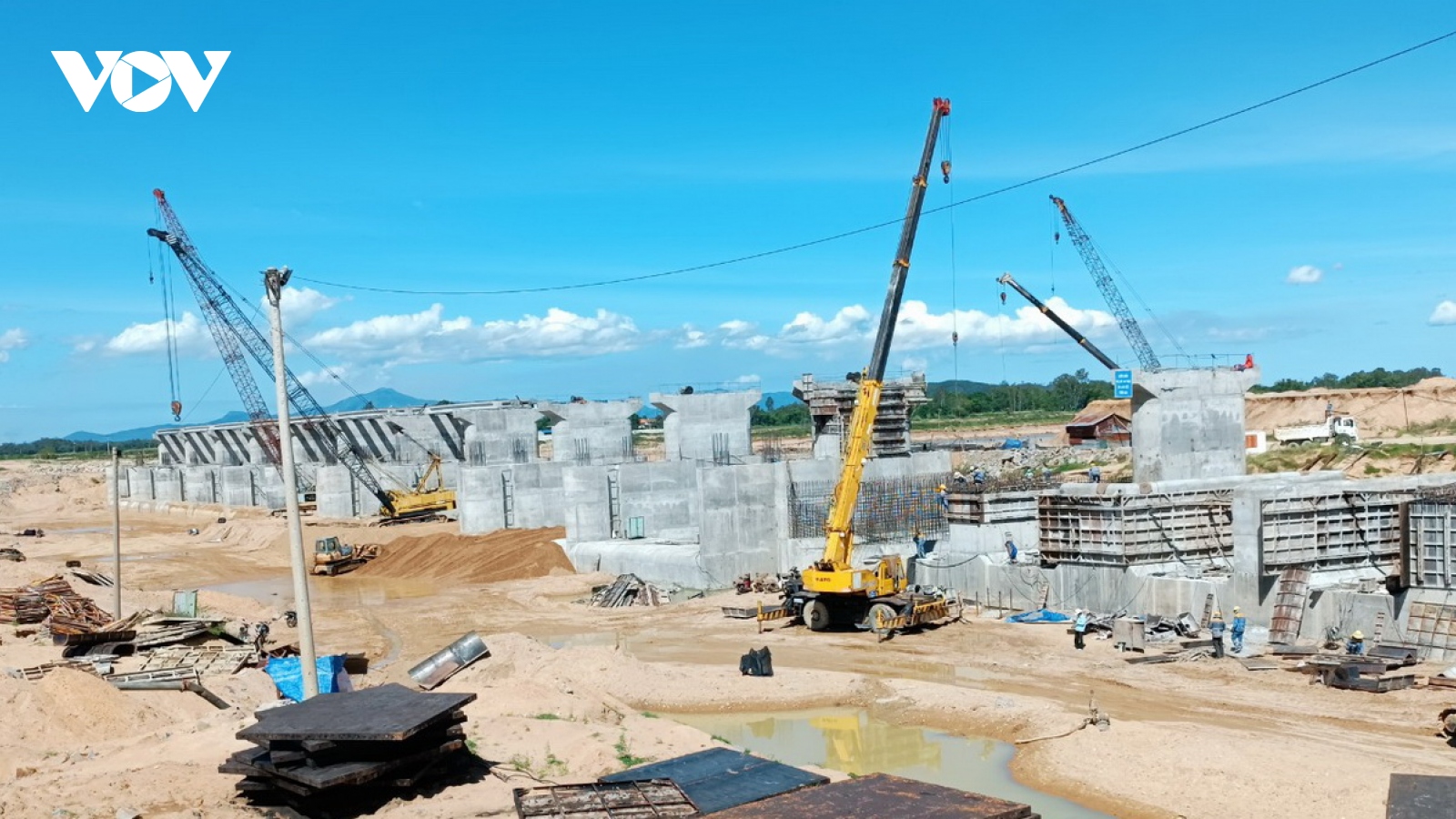 Đẩy nhanh tiến độ thi công đập dâng Phú Phong đảm bảo vượt lũ