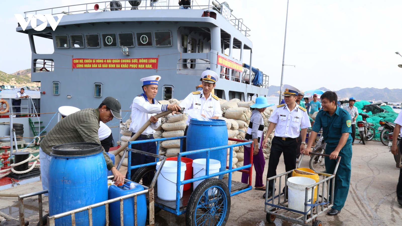 Cán bộ, chiến sĩ hải quân: Lo cho dân như người thân của mình
